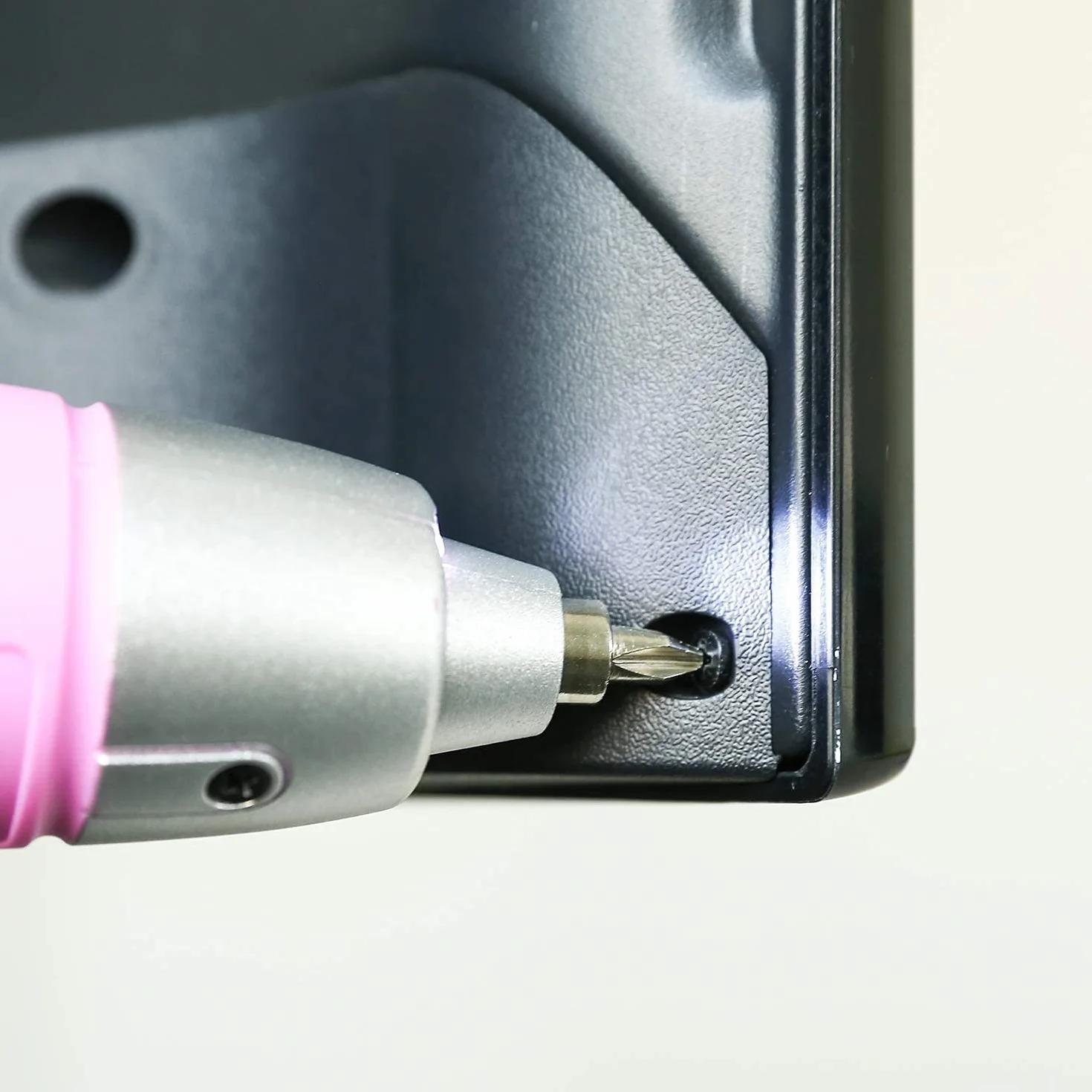 DEKO Różowy 98-częściowy zestaw narzędzi, ogólny zestaw narzędzi ręcznych do użytku domowego z plastikową walizką do przechowywania