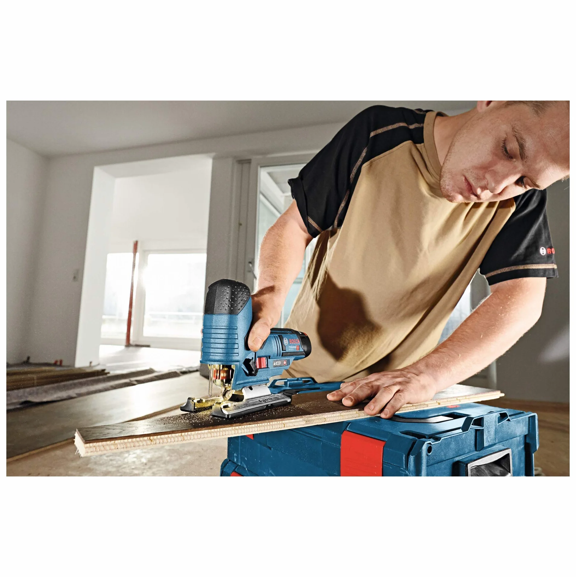Bosch Professional system 12V: akumulatorowa wyrzynarka GST 12V-70 (2 brzeszczoty, stopka ślizgowa, osłona przeciwodpryskowa, głęb. cięcia w drewnie: 70 mm, walizka L-BOXX)