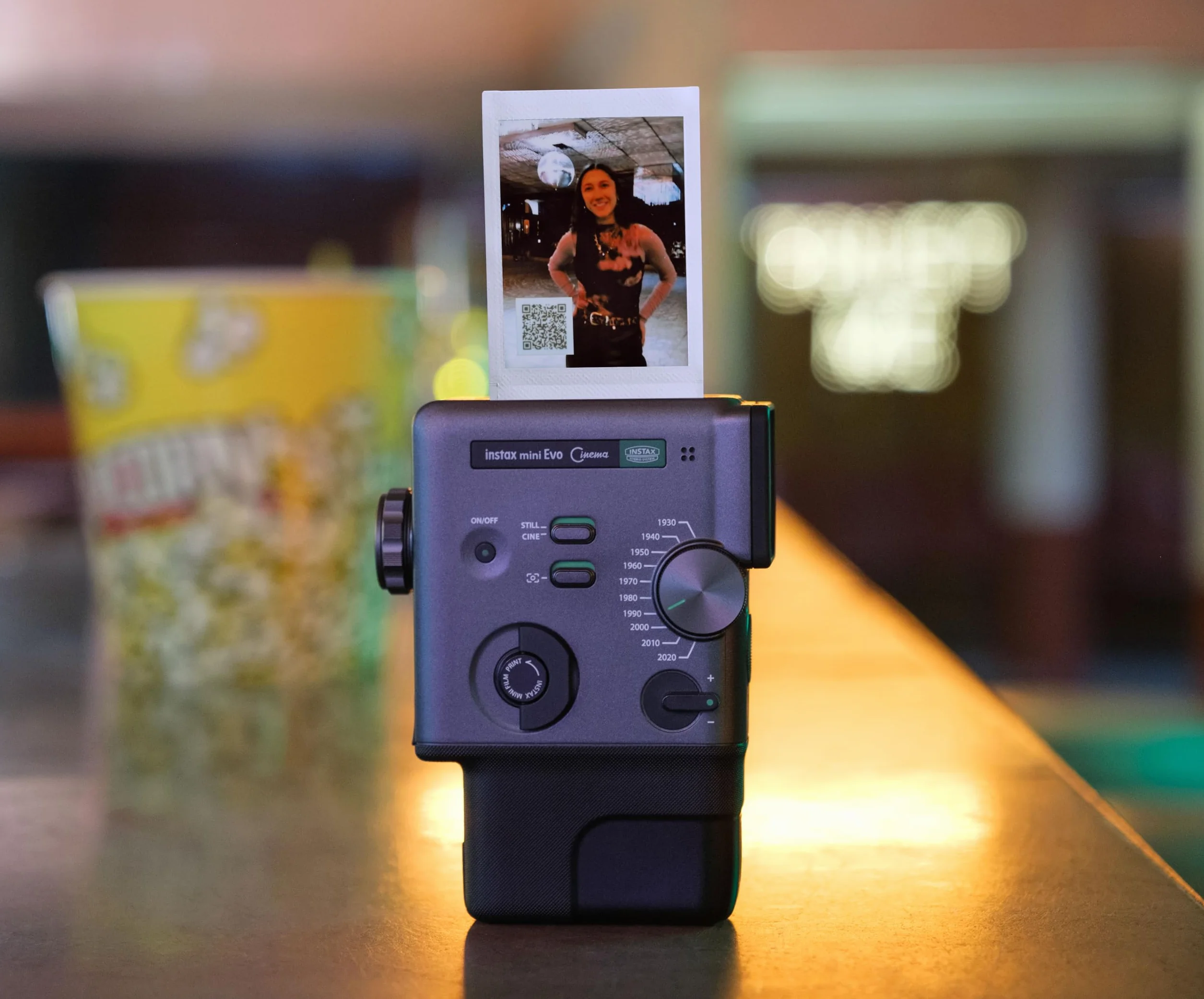 instax mini EVO Cinema Hybrydowy Aparat Cyfrowy 3 w 1, Drukarka do Smartfonów I Kamera Wideo Z Wyświetlaczem O Wysokiej Rozdzielczości 1,54 Cala, Samowyzwalaczem, Zdalnym Wyzwalaniem