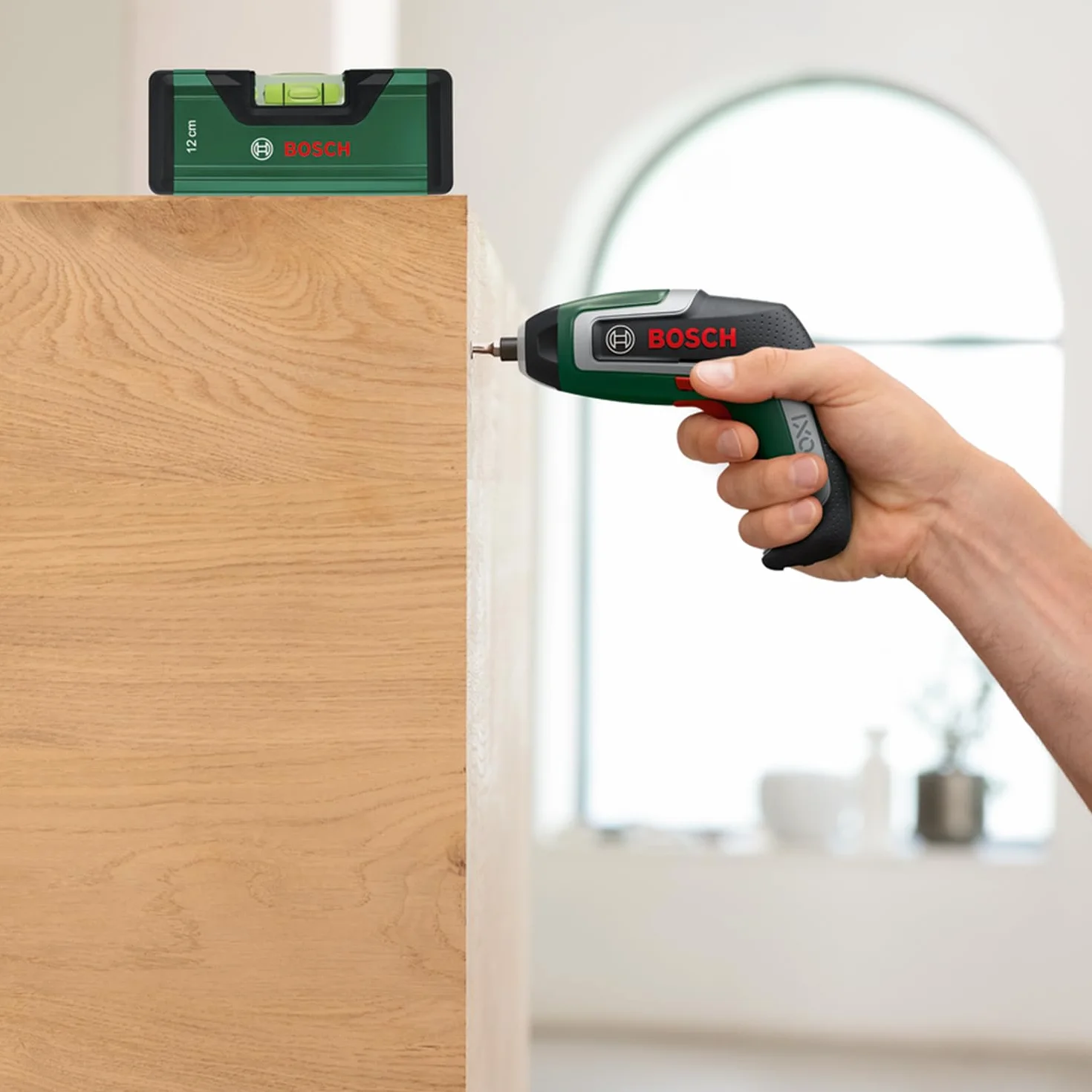 Bosch Home and Garden akumulatorowa wkrętarka IXO 7 (10 standardowych końcówek wkręcających, kompaktowa poziomica 12 cm, przewód micro USB)