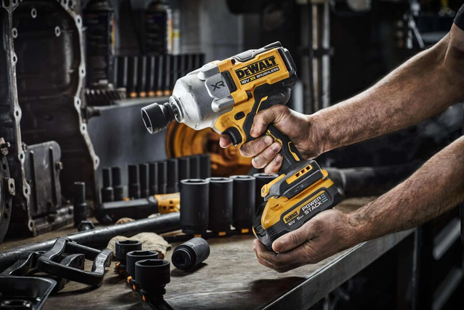 DeWALT Akumulatorowa wkrętarka udarowa DCF961H2T-QW 18 V 5 Ah, wkrętarka udarowa 1626 Nm maks. stały moment obrotowy