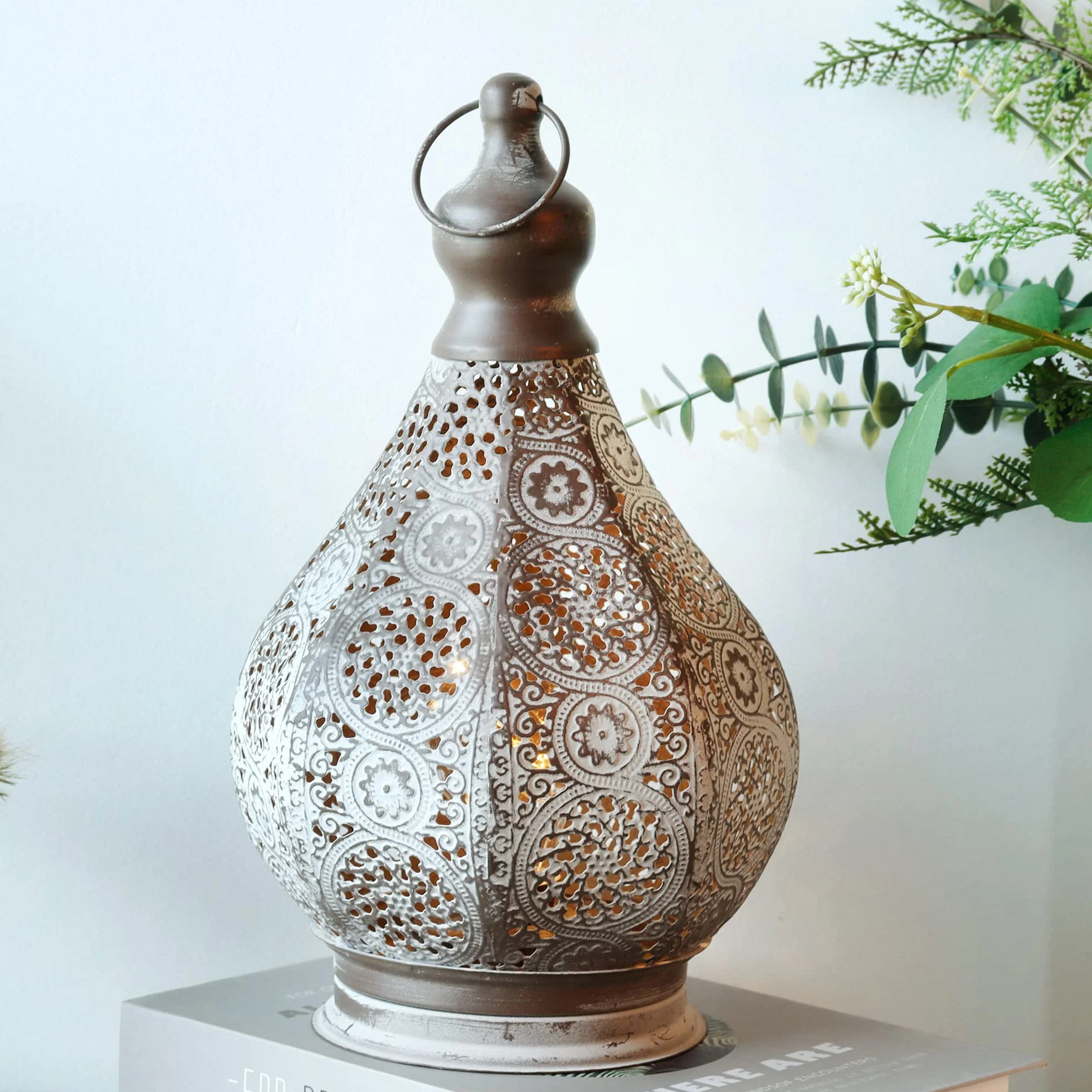 JHY DESIGN Wisząca marokańska lampa stołowa na baterie, 29,5 cm wysokości, vintage, metalowa latarnia, lampa biurkowa do salonu, sypialni, ogrodu, wewnątrz i na zewnątrz (Taras)