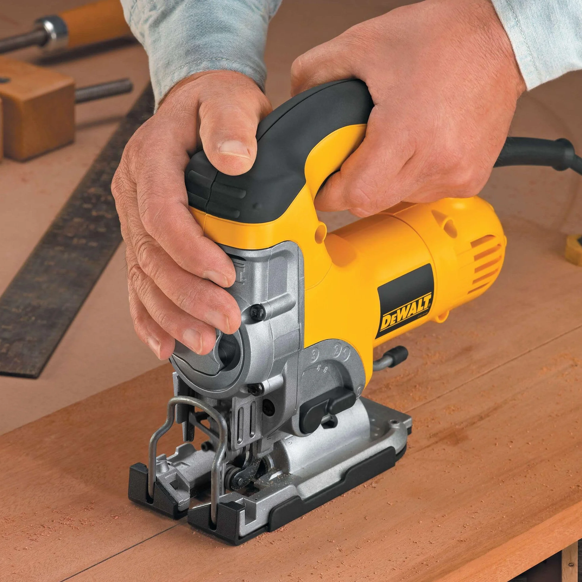 DeWalt DEWALT DW331K 701W Wytrzymała wyrzynarka z górnym uchwytem, 230 V, żółta