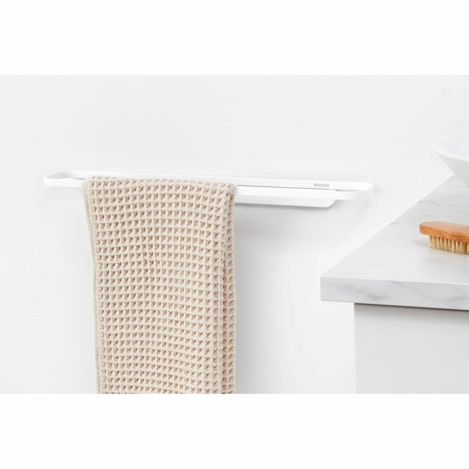 Brabantia - Mindset Szyna na Ręczniki - Pasuje do Przewieszonych Lub Złożonych Dużych Ręczników - Do 2 kg - Akcesoria do Przechowywania - Materiały Mocujące w Zestawie - Fresh White - 56 x 8.5 cm