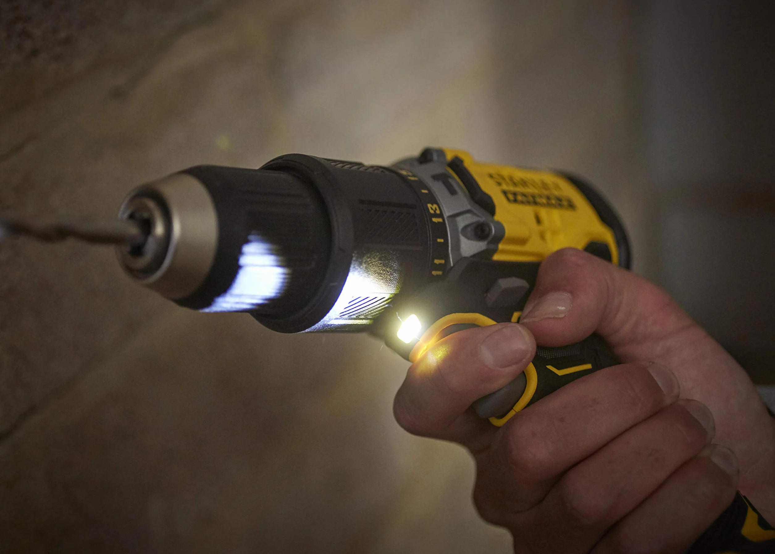 Stanley FatMax SFMCD715D2K akumulatorowa wiertarko-wkrętarka udarowa, 18 V, 2,0 Ah, maks. moment obrotowy 60 Nm, bezszczotkowy silnik z przekładnią planetarną, światło LED, w zestawie 2 akumulatory,