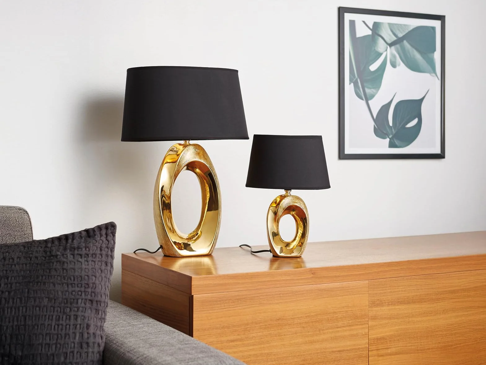 Duża lampa stołowa LED 1 źródło światła podstawa ceramiczna w kolorze złotym z abażurem z materiału w kolorze czarnym wysokość 52 cm