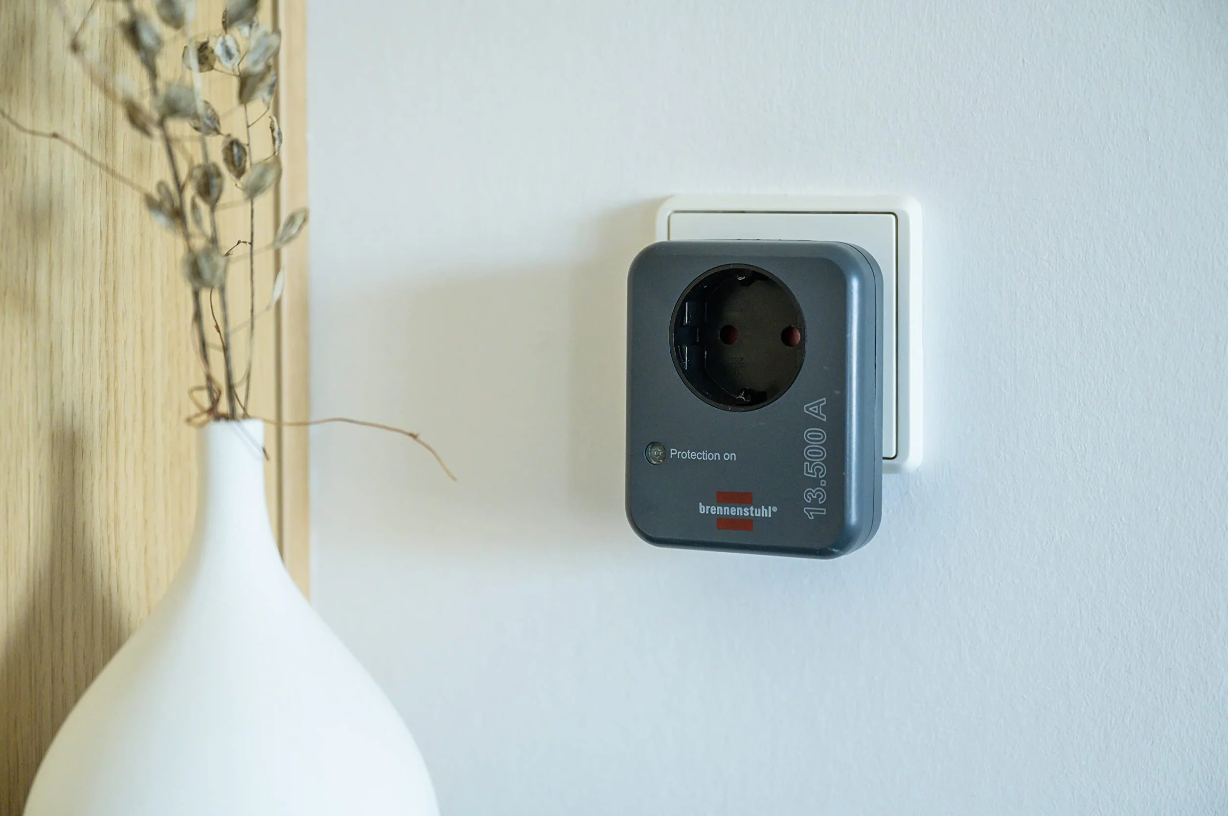 Brennenstuhl Adapter do gniazda wtykowego z ochroną przed przepięciem 13.500 A (adapter jako ochrona odgromowa do urządzeń elektrycznych), antracyt