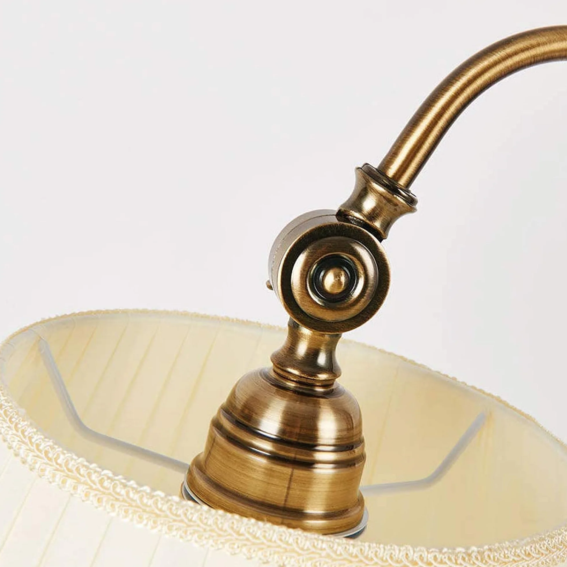 ACHNC Vintage lampa podłogowa LED na stojąco złota - lampka nocna i do czytania do salonu i sypialni - pionowa metalowa E27
