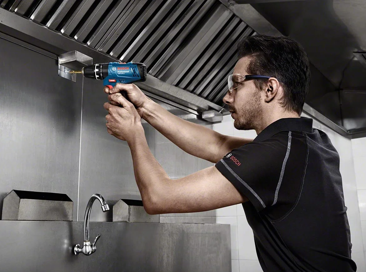Bosch Professional system 12V: akumulatorowa wiertarko-wkrętarka udarowa GSB 120-LI (2 akumulatory GBA 12V 2.0Ah, ładowarka GAL 1210 CV, 23-częściowy zestaw wierteł i końcówek, walizka)