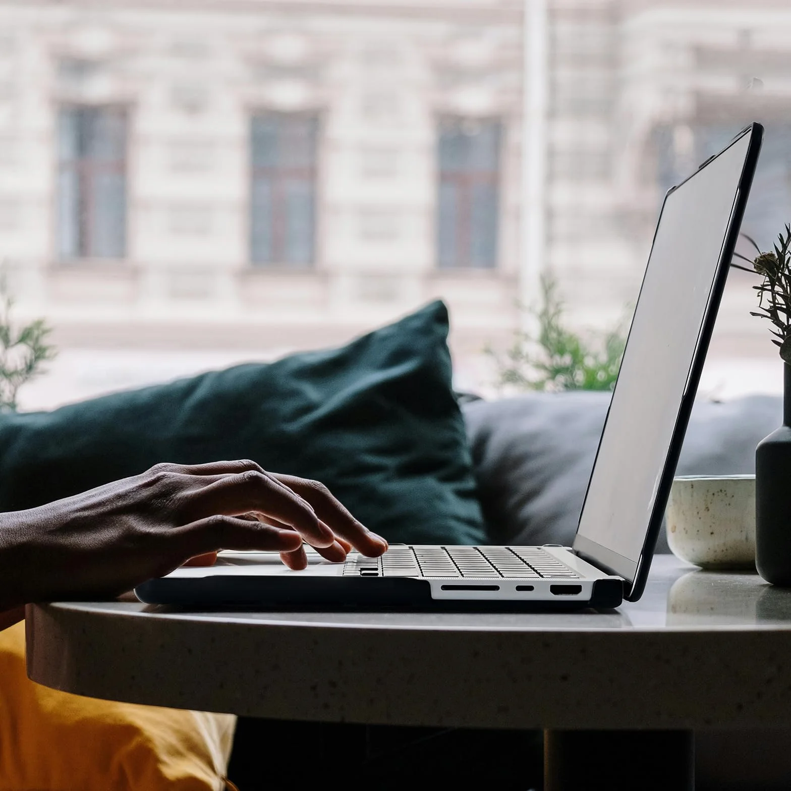 BlueSwan Etui kompatybilne z Macbook Pro 16 cali M5 M4 M3 M2 M1, Ramka TPU + Matowa Osłona PC, Matowe przezroczyste