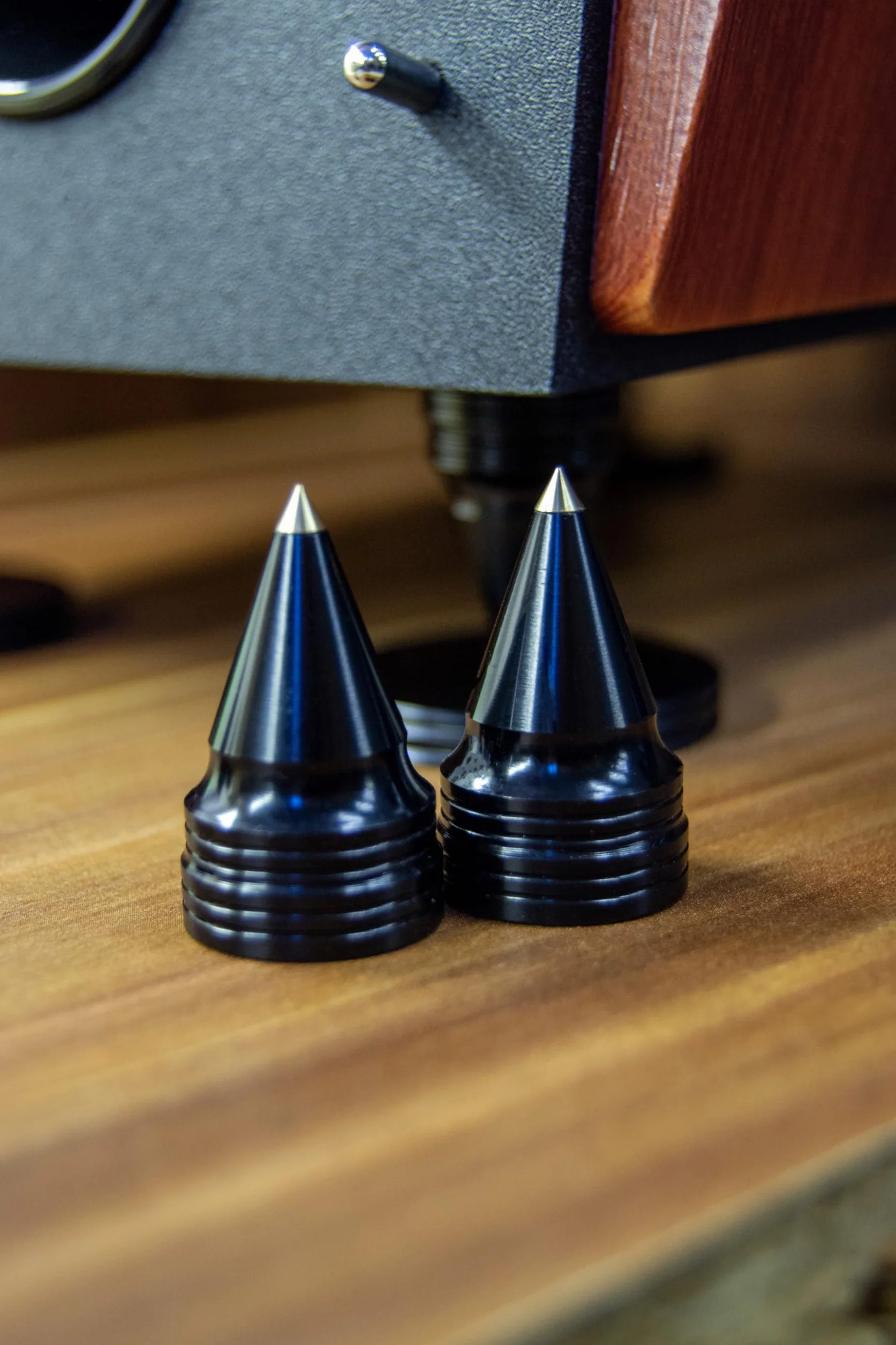Kolce głośnikowe M6 20 mm 34 mm czarne aluminium mosiężną końcówką zestaw 4 szt. nóżki izolacyjne CNC do głośników HiFi