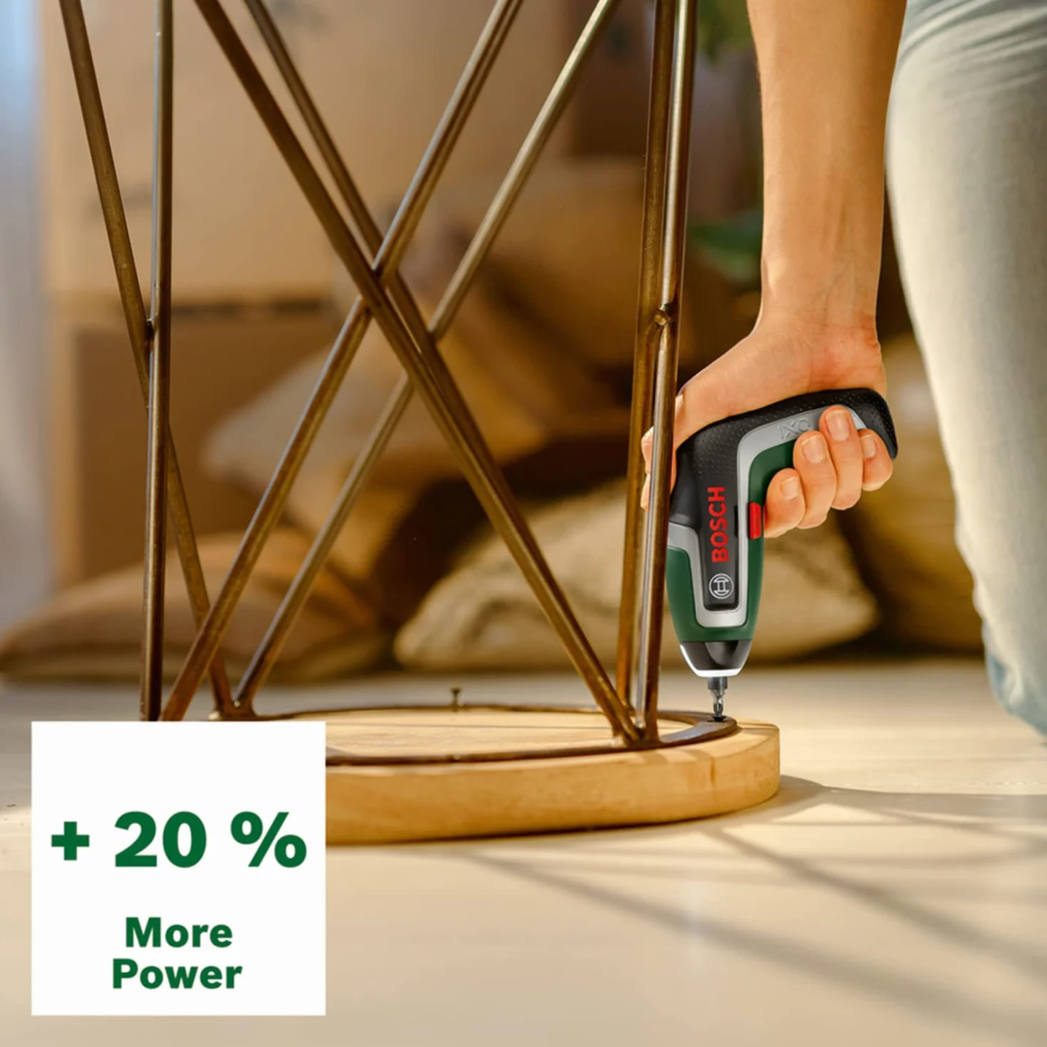 Bosch Home and Garden akumulatorowa wkrętarka IXO 7 (10 standardowych końcówek wkręcających, kompaktowa poziomica 12 cm, przewód micro USB)