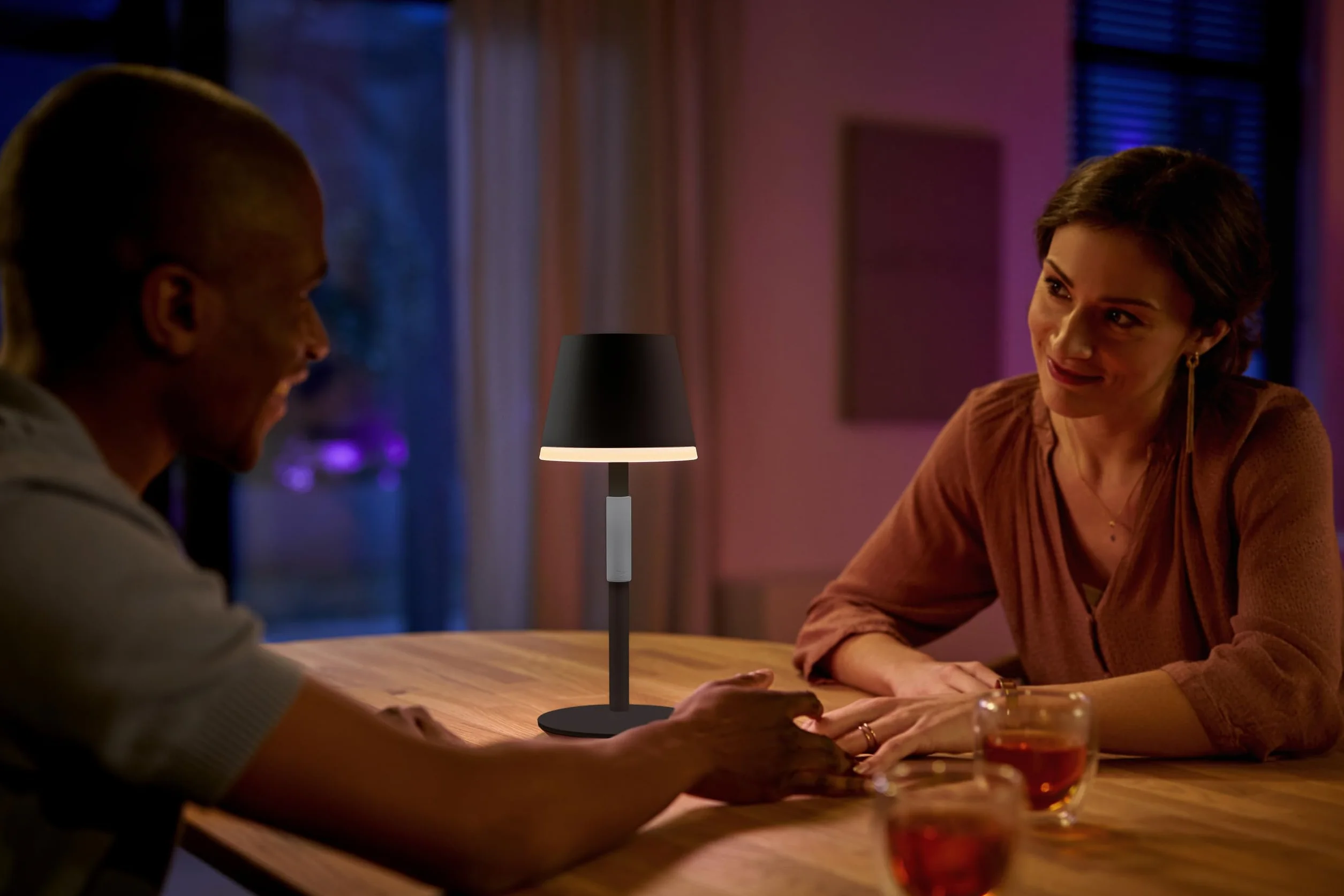 Philips Hue White And Color Ambiance Lampa Stołowa Go (czarna), Lampka Smart LED z Paletą 16 mln Kolorów i Możliwością Ściemniania, Inteligentne Oświetlenie Sterowane Aplikacją