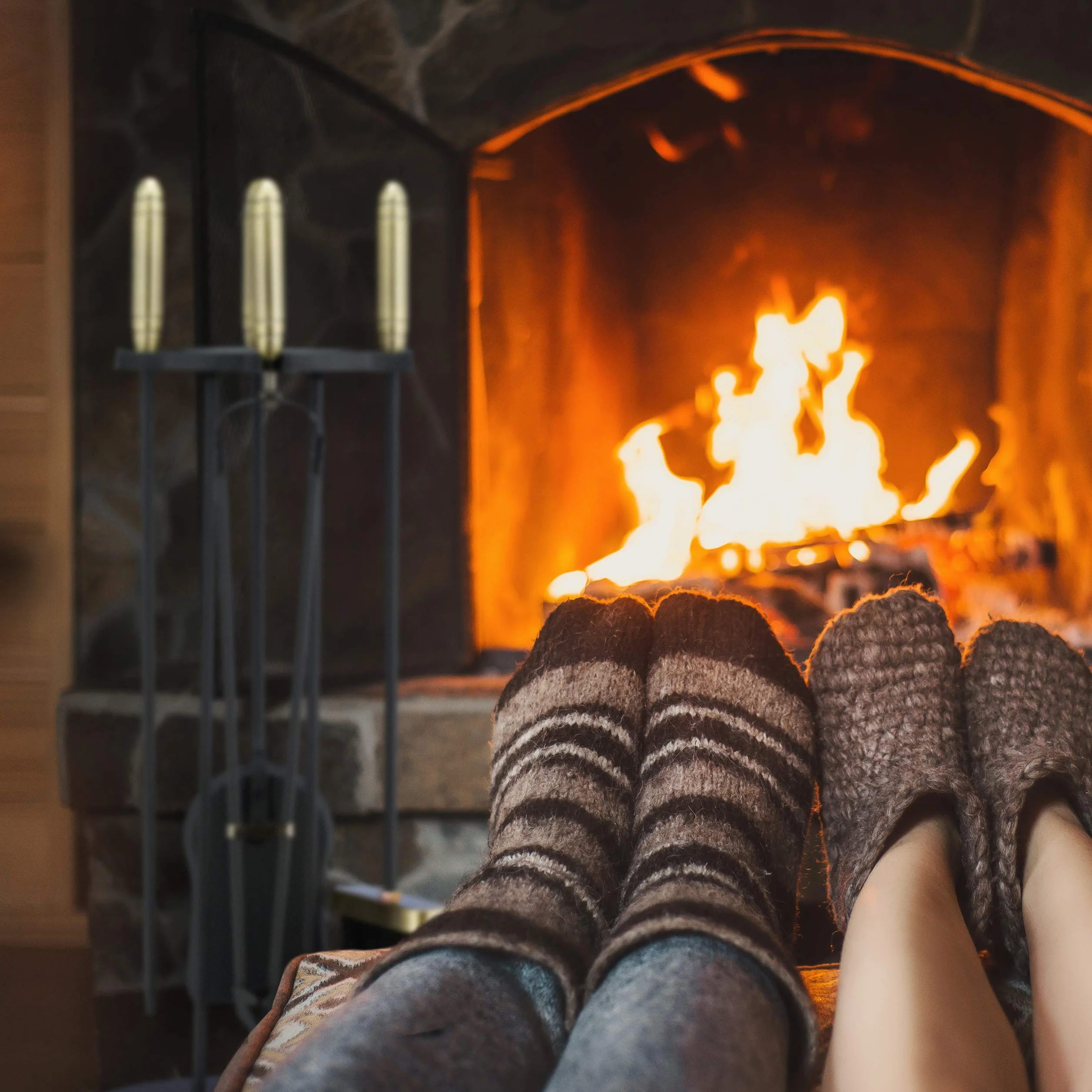 Relaxdays zestaw kominkowy 5w1, akcesoria do kominka, szufla, miotła, pogrzebacz, szczypce i stojak, czarny/złoty