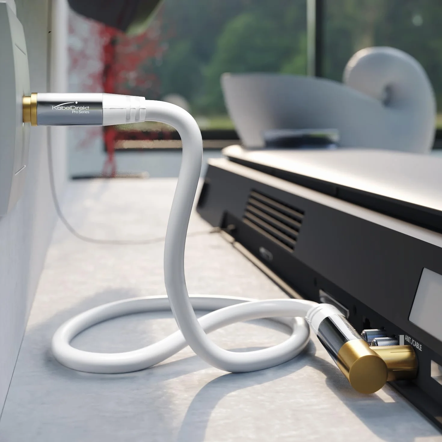 KabelDirekt – Kabel Antenowy 4K, koncentryczny – 90° kątowy/prosty – 1,5 m – Kabel TV cyfrowy/analogowy – Dostępny w 0,5-20 m (Kątowe gniazdo/prosty wtyk, do DVB-C/DVB-T/DVB-S, biały)