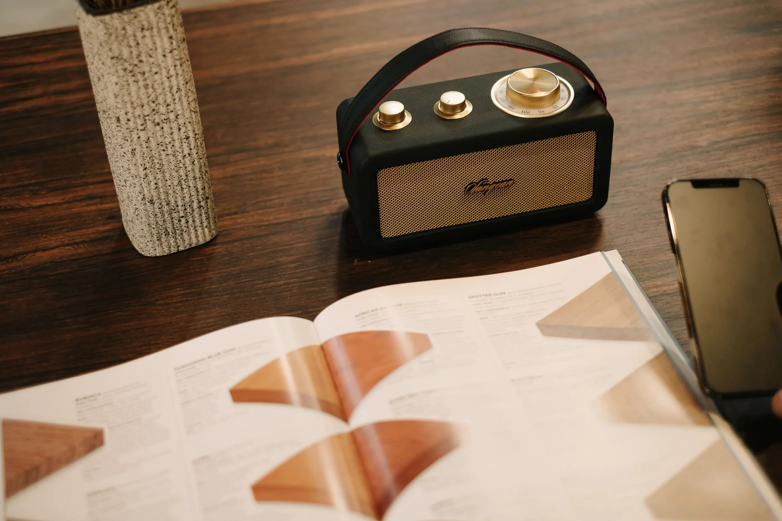 Sangean RA-101 Black Gold. Retro wzór drewna i skóry syntetycznej. Bluetooth 5.0. Autonomia 19 Godziny z pełnym obciążeniem. AUX-in dla zewnętrznych źródeł audio.