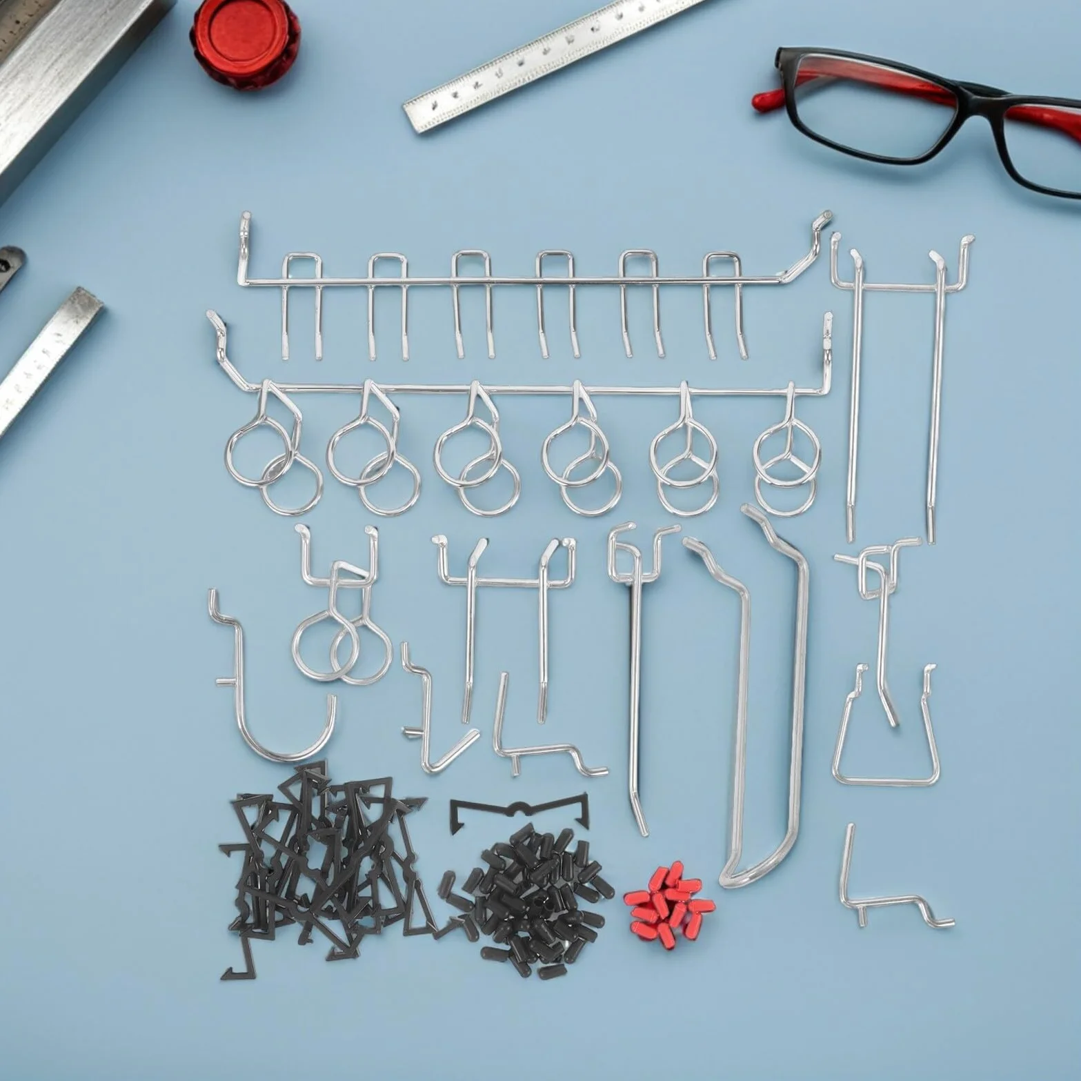 2 Zestawy Metalowe Do Pegboard z Antypoślizgowymi Osłonami Stóp Sztuk Wytrzymałe Uchwyty Do Organizacji Półkach Sklepowych i Warsztatowych Uniwersalne Akcesoria Kuchni i Garażu