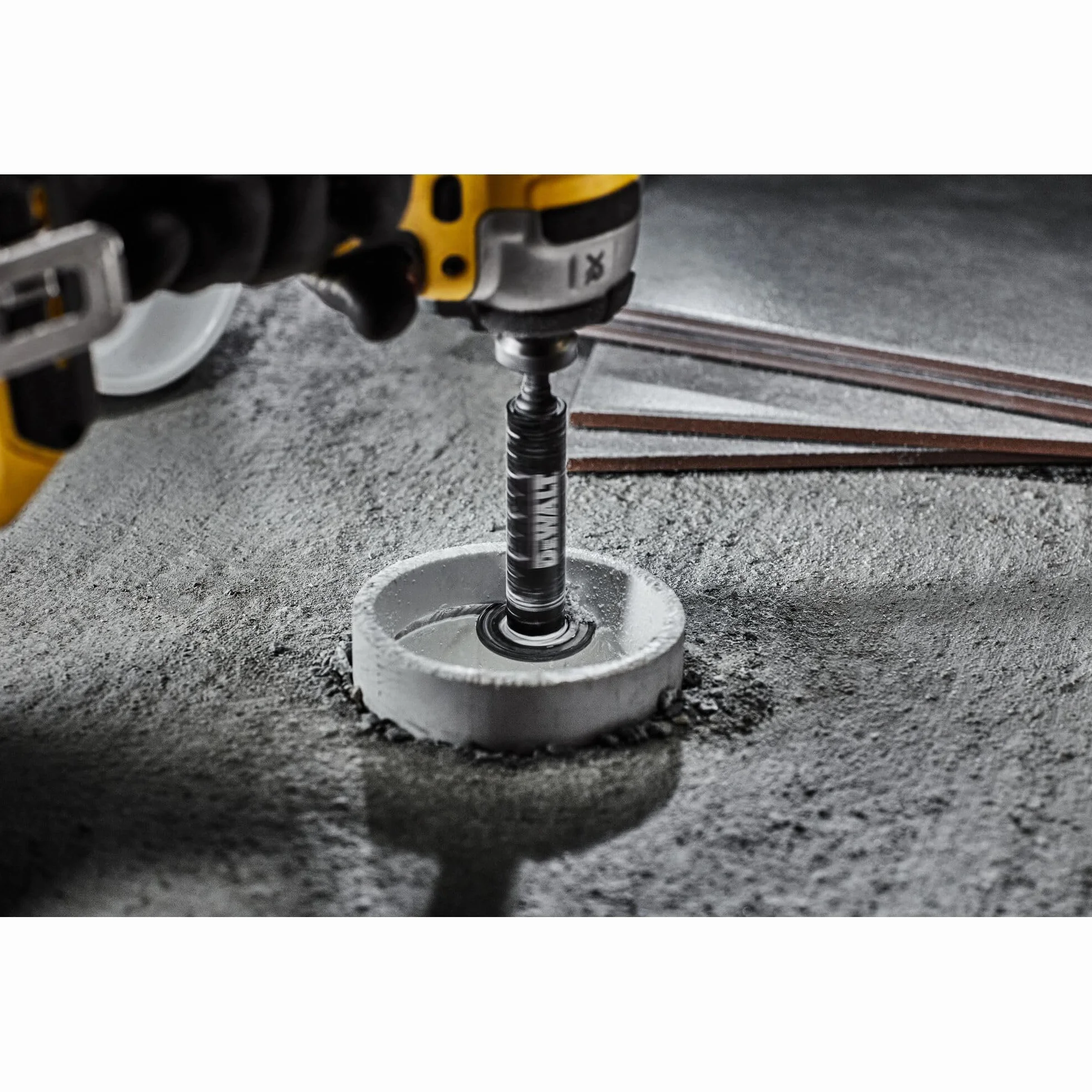 DEWALT DT20563-QZ przecinak do rur wewnętrznych 34 mm (do stosowania na wkrętarkach udarowych i wiertarskich, do rur PVC, na stałe zamontowana diamentowa tarcza tnąca o wysokiej odporności na zużycie,
