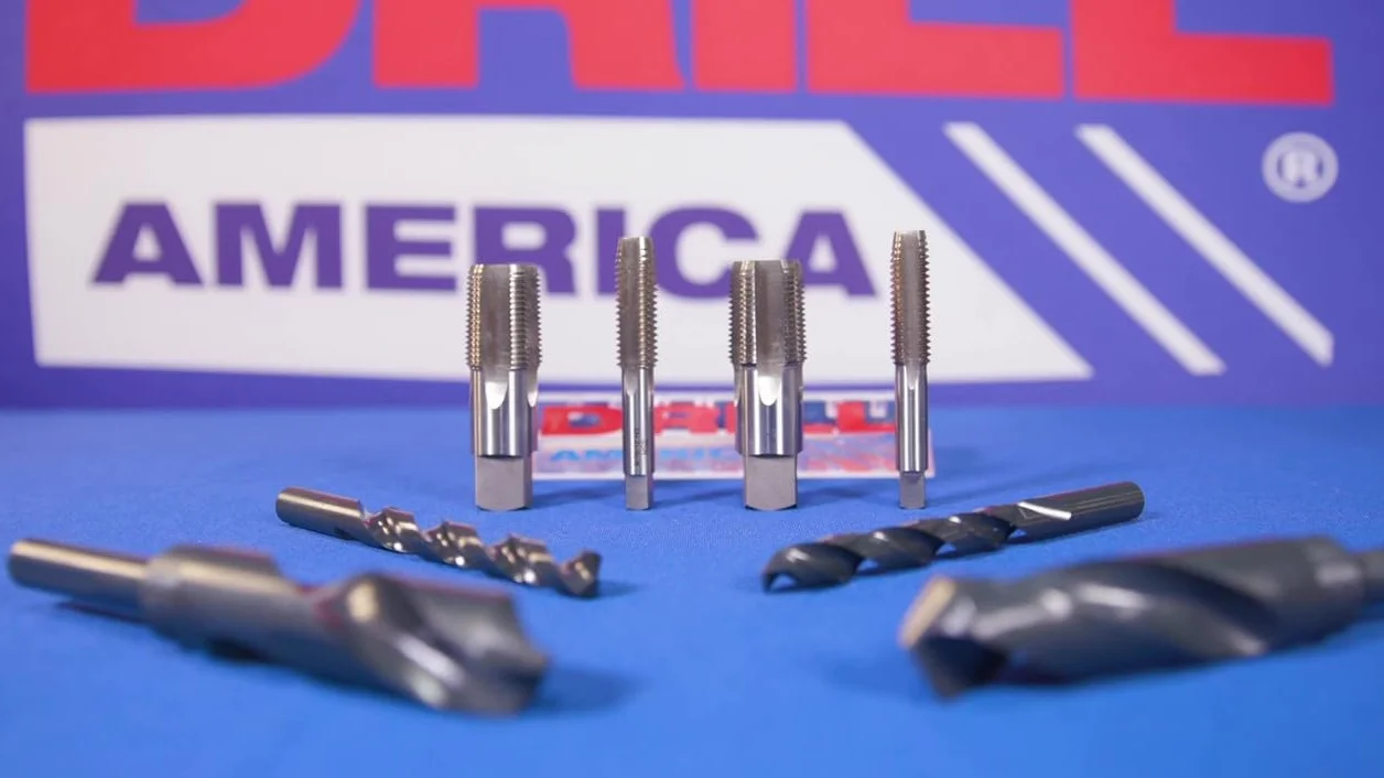 Drill America POU 1-1/2"-6 zestaw kranów i wierteł 1-1/2"-6 HSS wtyczka i 1-11/32" HSS 1/2" wiertło chwytowe w plastikowej obudowie