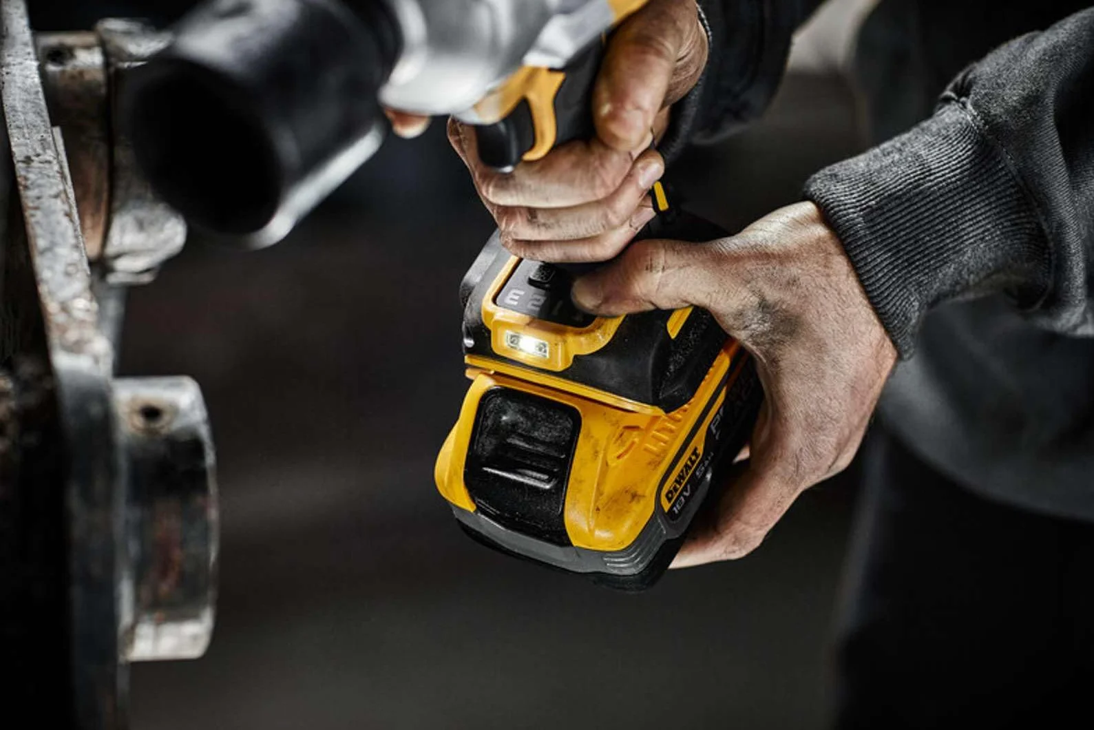 DeWALT Akumulatorowa wkrętarka udarowa DCF961H2T-QW 18 V 5 Ah, wkrętarka udarowa 1626 Nm maks. stały moment obrotowy