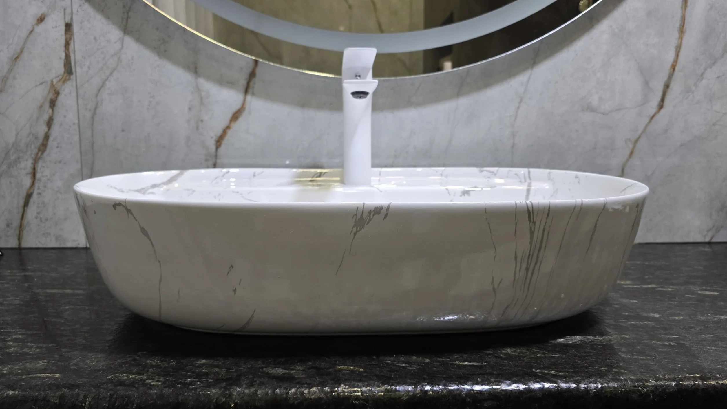Umywalka owalna ceramiczna - 60 x 40 x 13 cm - nablatowa biały/marmur i WC dla gości - do rąk