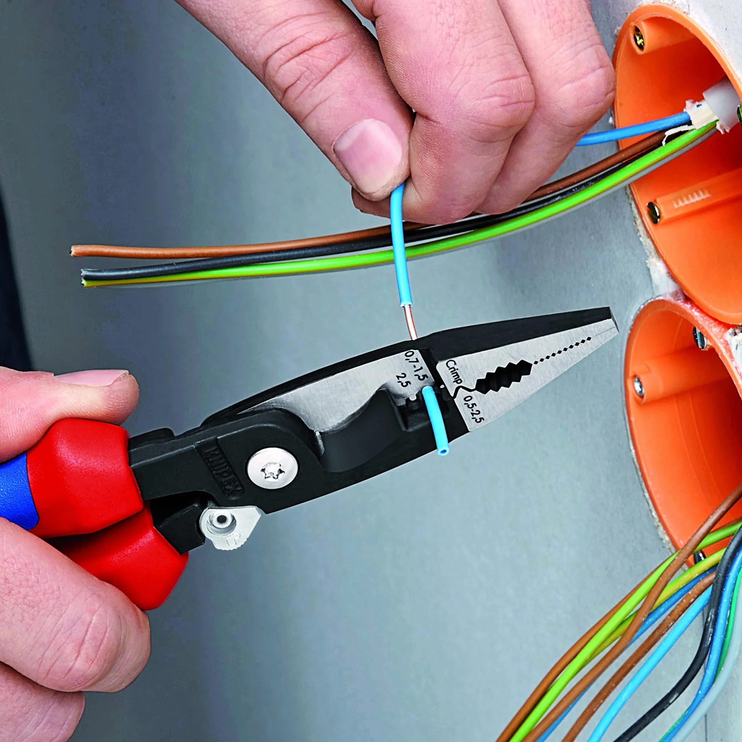 KNIPEX Szczypce do prac elektroinstalacyjnych w opakowaniu z zawieszką z rękojeściami Comfort 200 mm, 13 82 200 SB