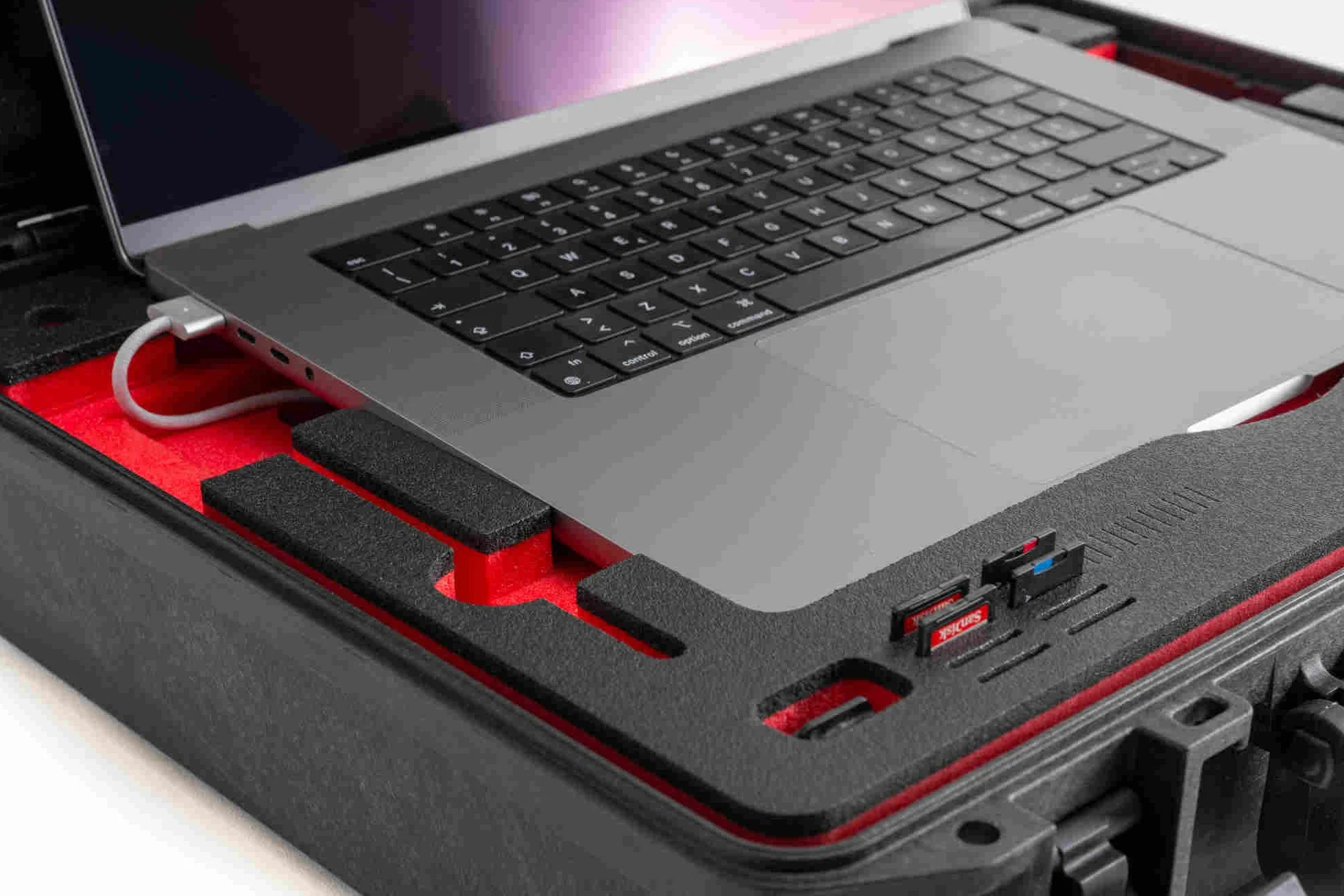 TOMcase Wodoodporny Walizka na notebooka MacBook Pro 16" M5 Chip twarda obudowa wojskowa