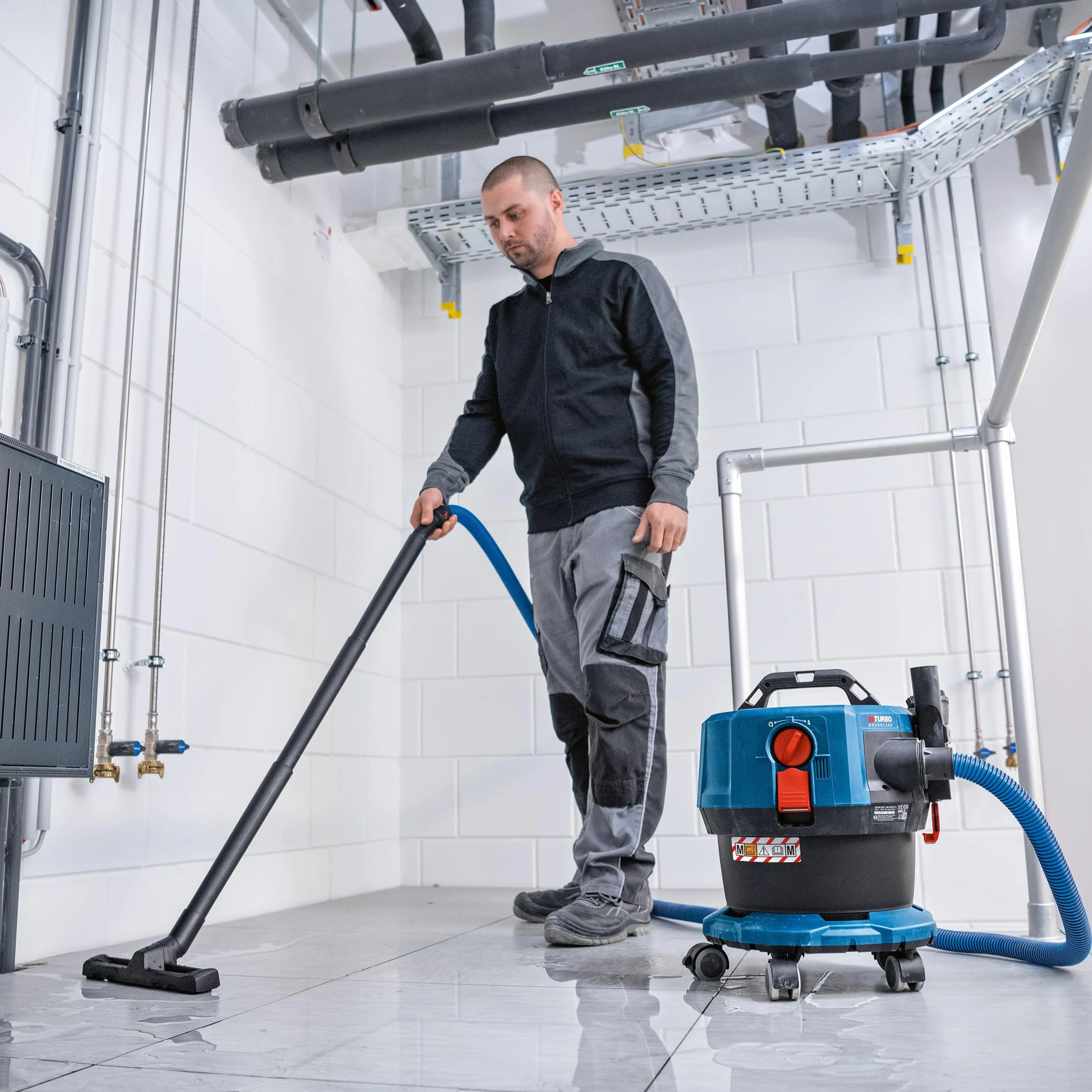 Bosch Professional System 18 V bezprzewodowy odpylacz GAS 18V-12 MC (ochrona przed kurzem klasy M, filtr HEPA, w tym GCT 30-42, 3 x elastyczna gumka, wiele akcesoriów)