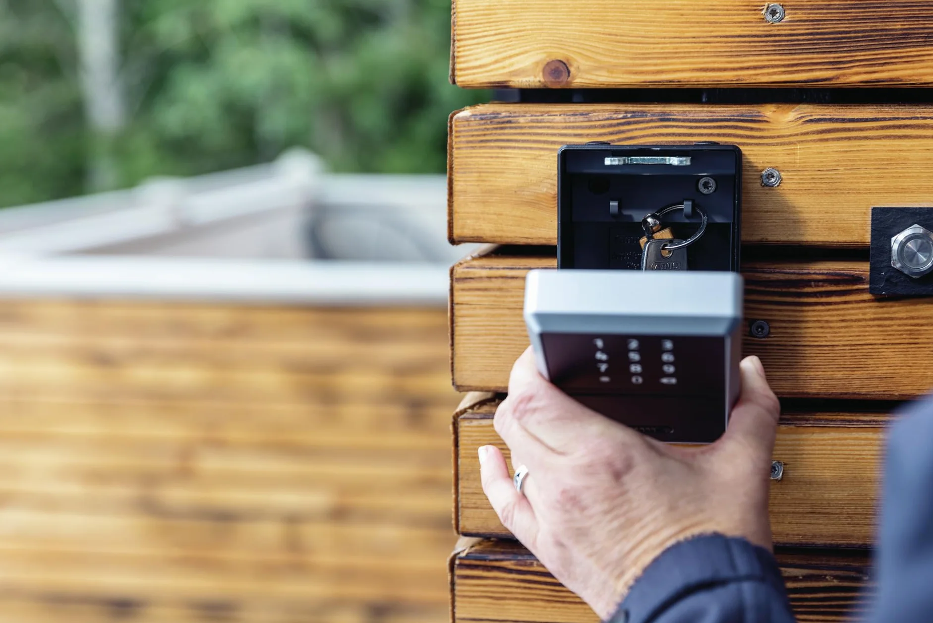 ABUS 63824 Sejf na klucze Smart KeyGarage – obs?uga za pomoc? aplikacji na smartfon lub kodu numerycznego, Bluetooth na 20 kluczy – do monta?u na ?cianie, czarny