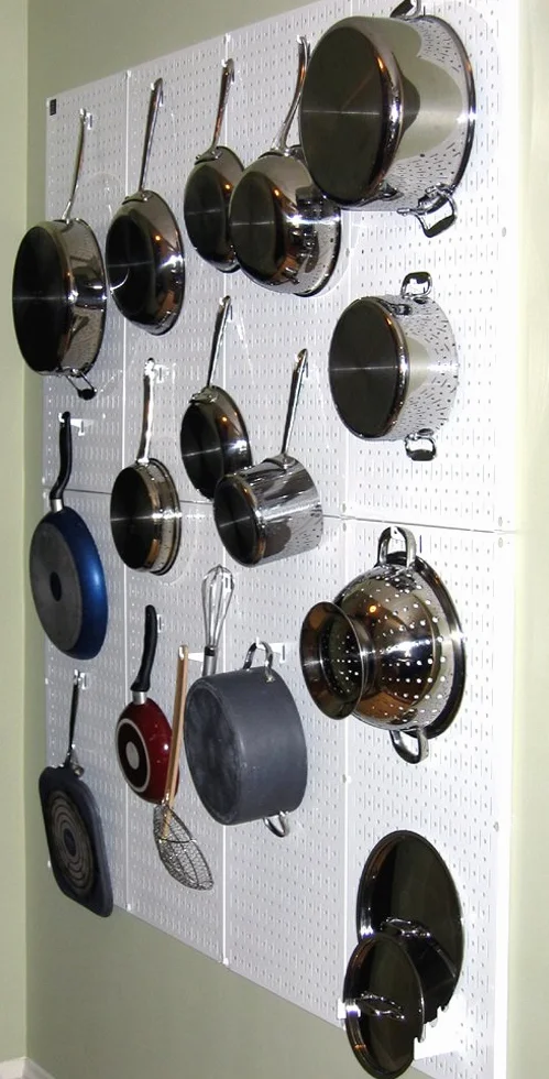 Wall Control Kuchenny organizer do pegboardów, garnki i patelnie, zestaw do przechowywania i organizacji, z białą tablicą i czarnymi akcesoriami