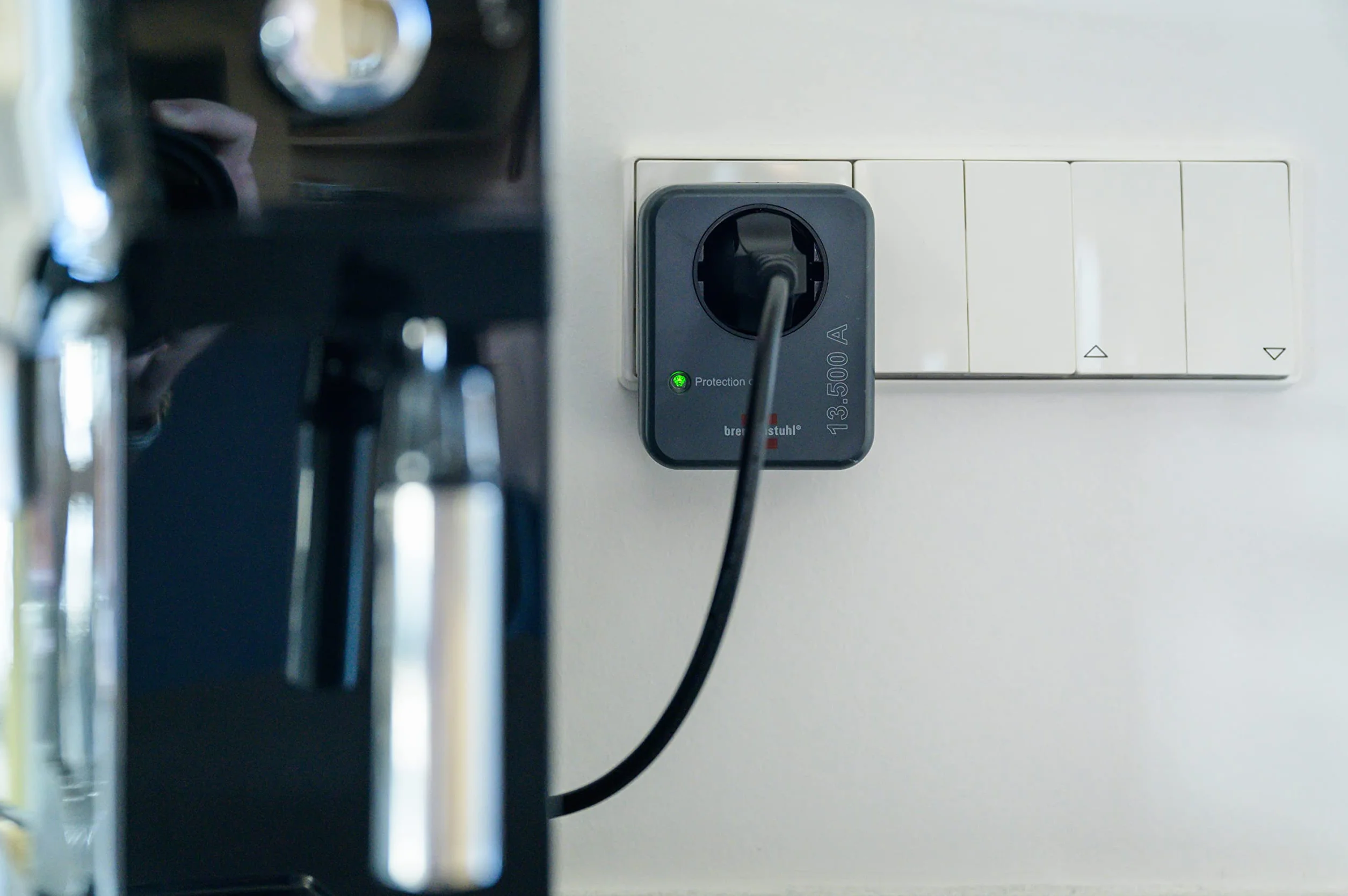 Brennenstuhl Adapter do gniazda wtykowego z ochroną przed przepięciem 13.500 A (adapter jako ochrona odgromowa do urządzeń elektrycznych), antracyt