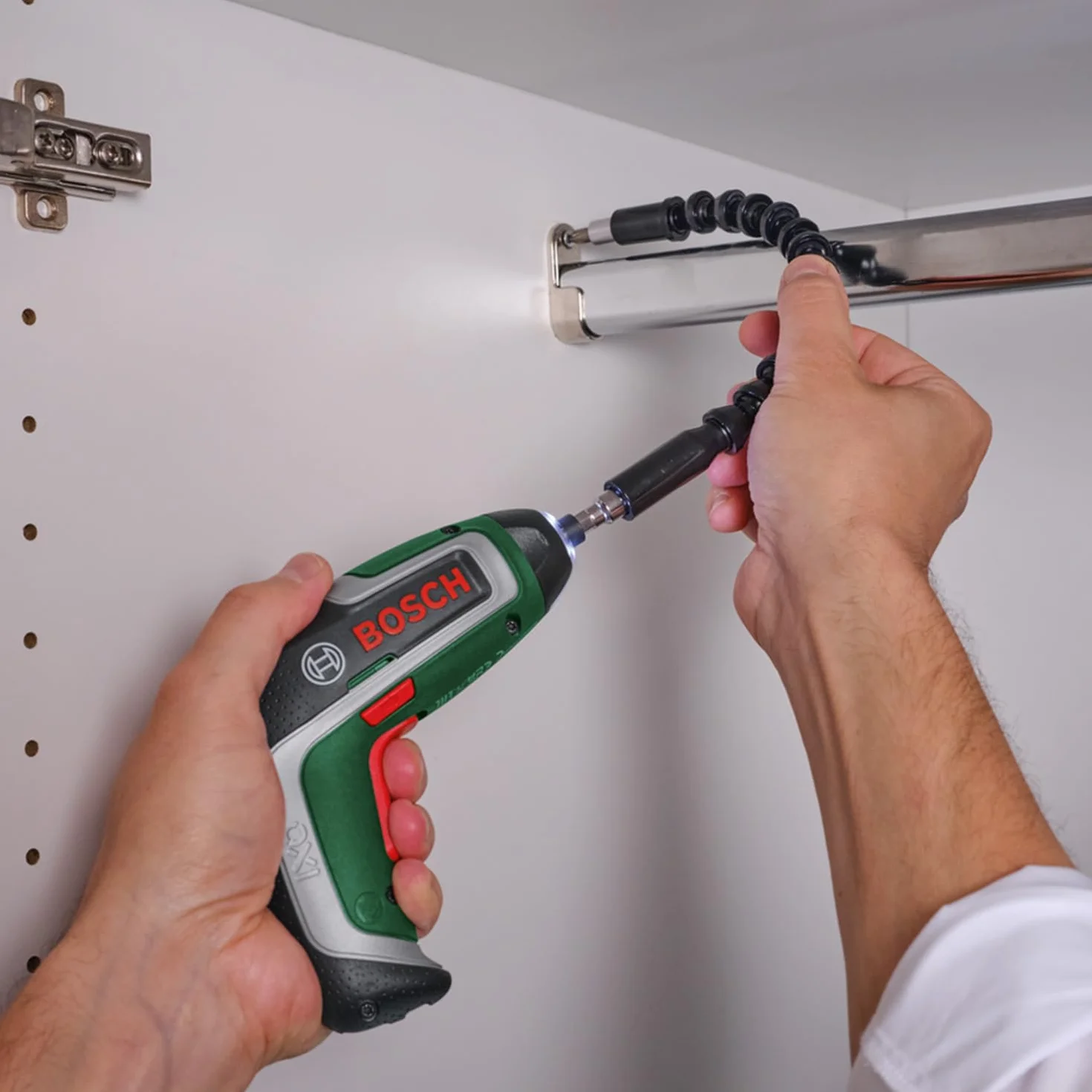 Bosch kompaktowa akumulatorowa wkrętarka IXO zestaw Flexi (elastyczne wkręcanie, 7. gen., 3,6 V / 2,0 Ah, wałek giętki i przewód USB, maks. wygięcie 180°, 10 końcówek wkr.)