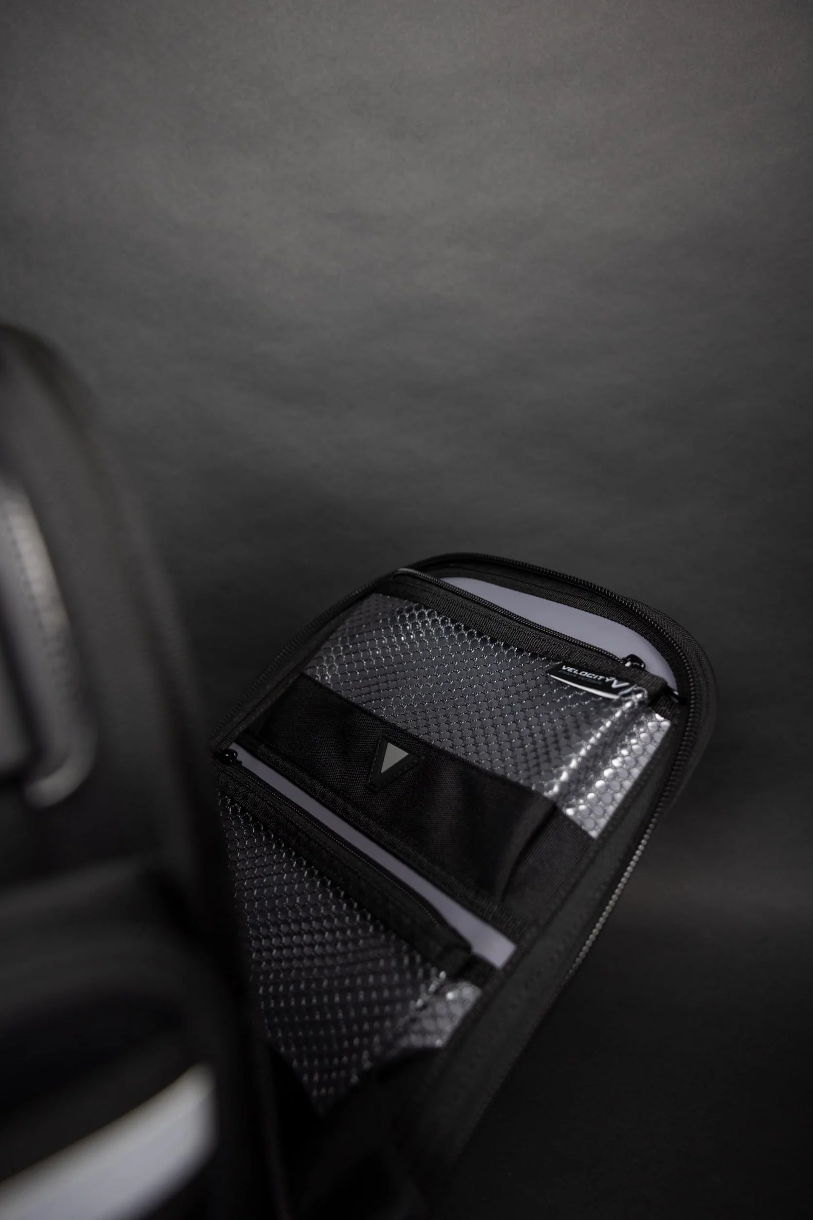 Velocity Pro Gear Stealth SB250 plecak, kompaktowy, profesjonalny plecak na narzędzia dla elektryków, techników i inżynierów serwisowych, z pionowym schowkiem narzędzi, kieszeniami na metry i