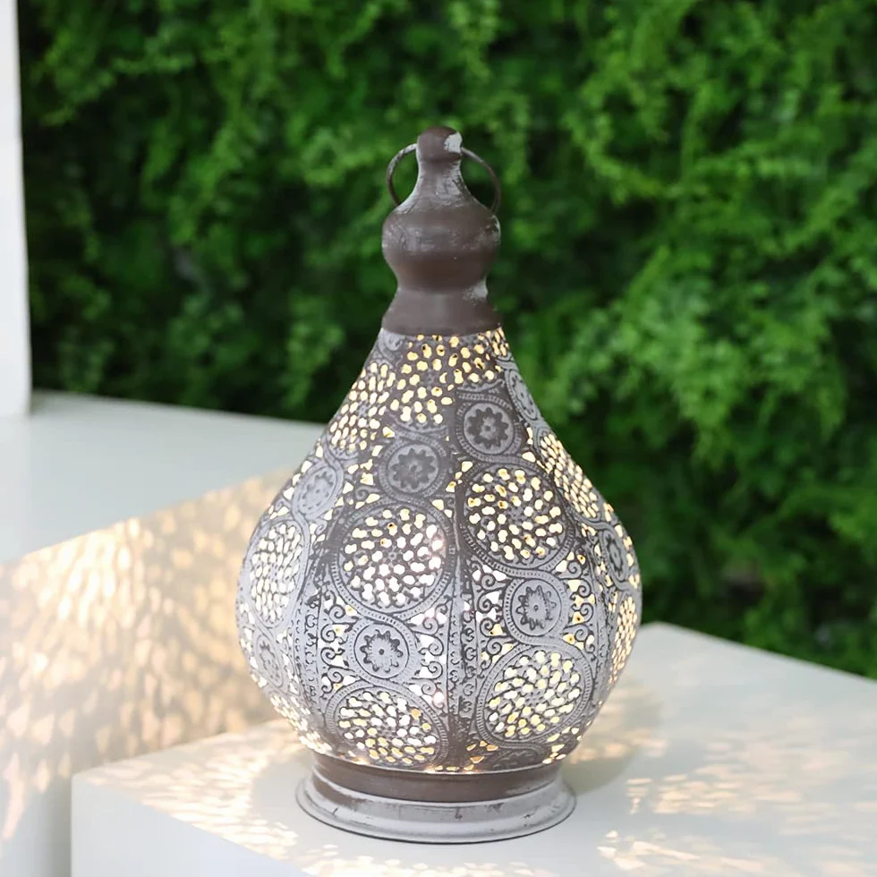 JHY DESIGN Wisząca marokańska lampa stołowa na baterie, 29,5 cm wysokości, vintage, metalowa latarnia, lampa biurkowa do salonu, sypialni, ogrodu, wewnątrz i na zewnątrz (Taras)
