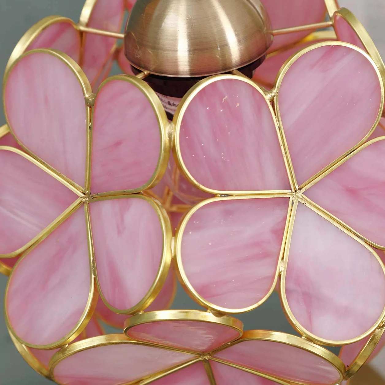 Bieye Lampa stołowa Tiffany w stylu witrażu z kwiatowym płatkiem z mosiężną podstawą na dekorację domu (Różowy, 20 cm Wiśniowy kwiat)