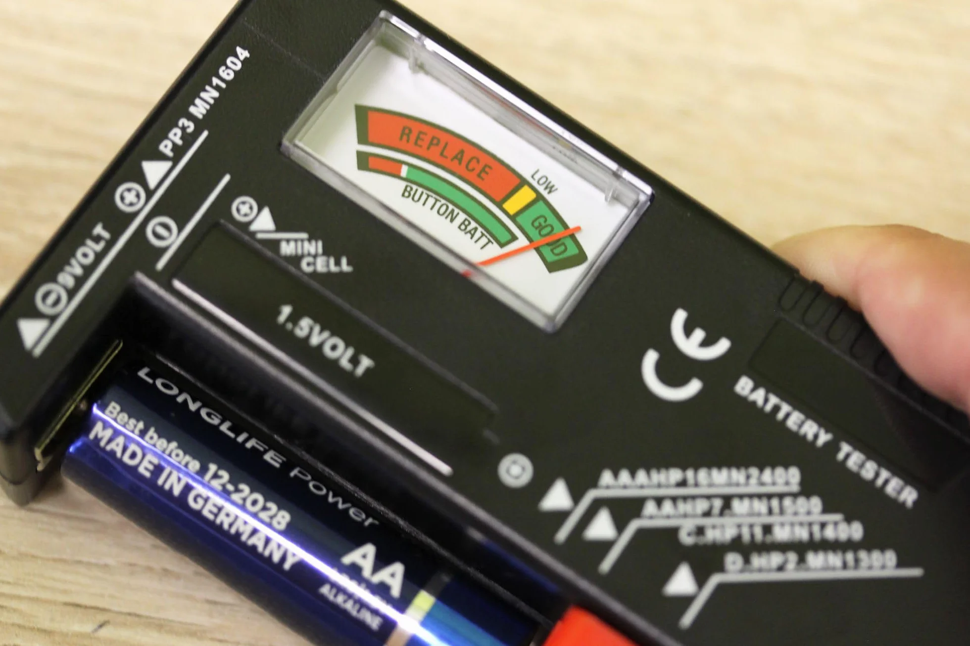 UNITEC 46021 uniwersalny tester baterii 1,5 V/9 V, czarny