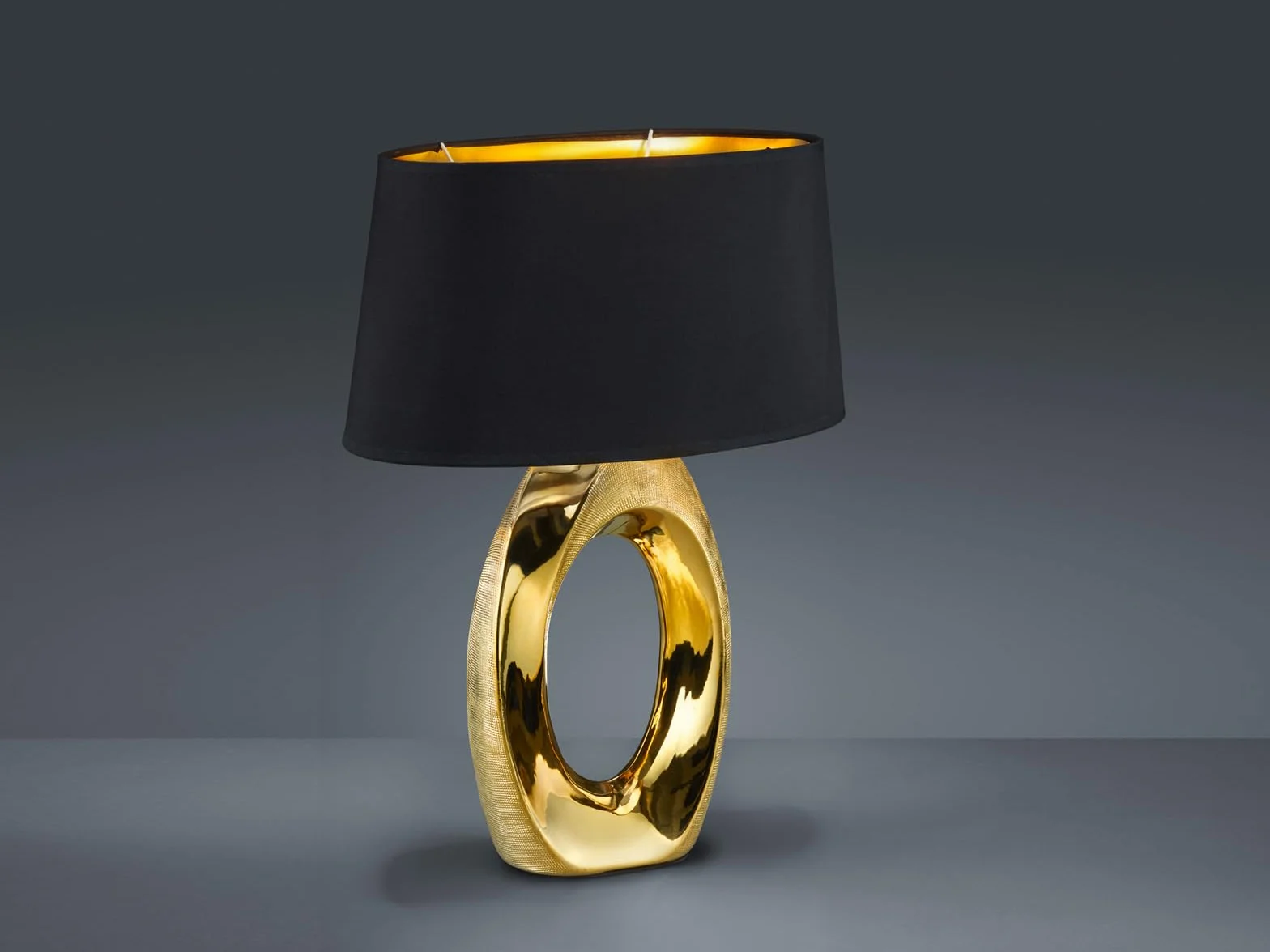 Duża lampa stołowa LED 1 źródło światła podstawa ceramiczna w kolorze złotym z abażurem z materiału w kolorze czarnym wysokość 52 cm
