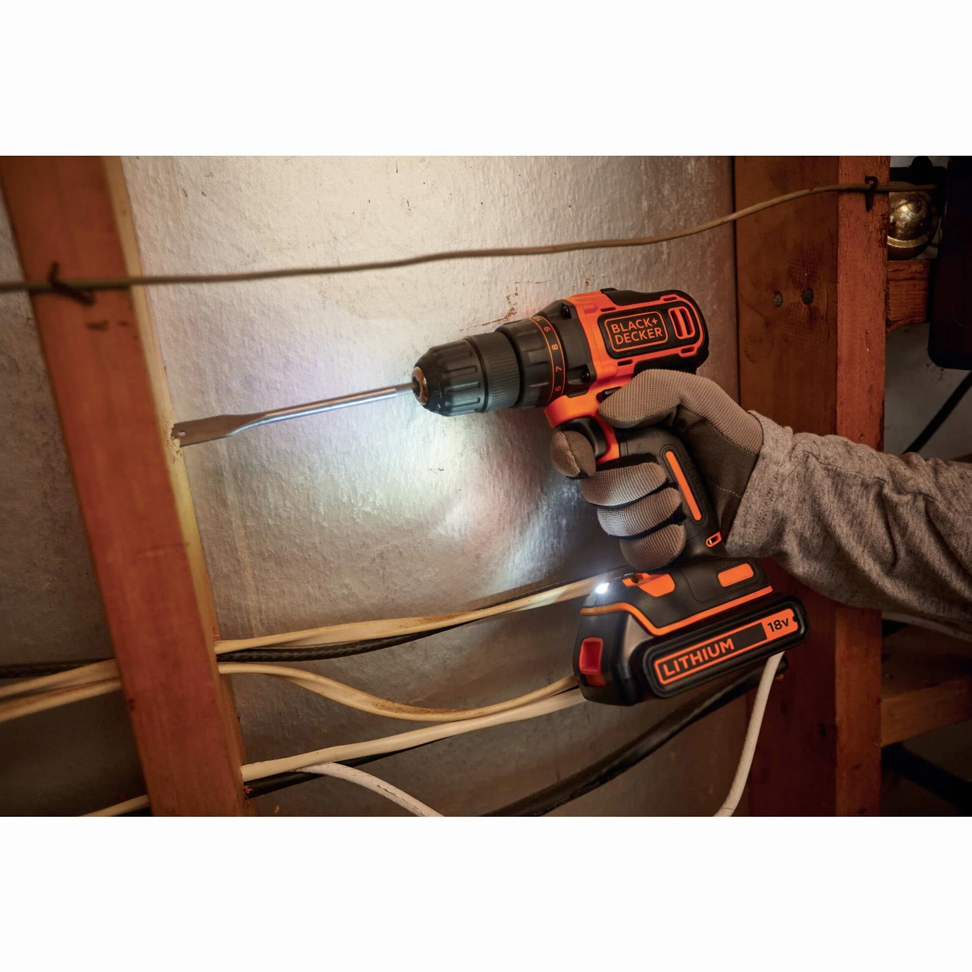 Black+Decker Wiertarko-wkrętarka akumulatorowa, wiertarka z 2-biegową przekładnią (18 V, 1,5 Ah, w zestawie ładowarka 400 mA w walizce, z podwójnym bitem, światło robocze LED, szybkozaciskowy uchwyt