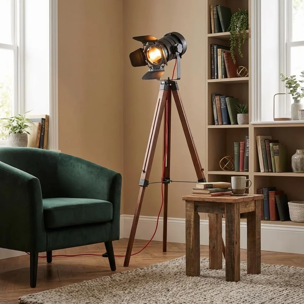 BARCELONA LED Lampa stojąca na trójnogu czarna i drewniana, regulowana wysokość, obracany reflektor, nowoczesny i vintage industrialny styl, idealna do salonu, sypialni, biura, schodów