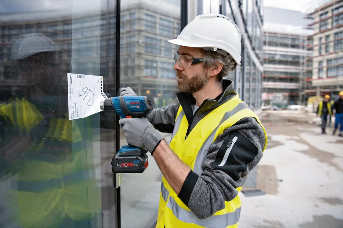 Bosch Professional system 18V: akumulatorowa uniwersalna opalarka GHG 18V-50 (dysza redukcyjna, dysza reflektorowa)