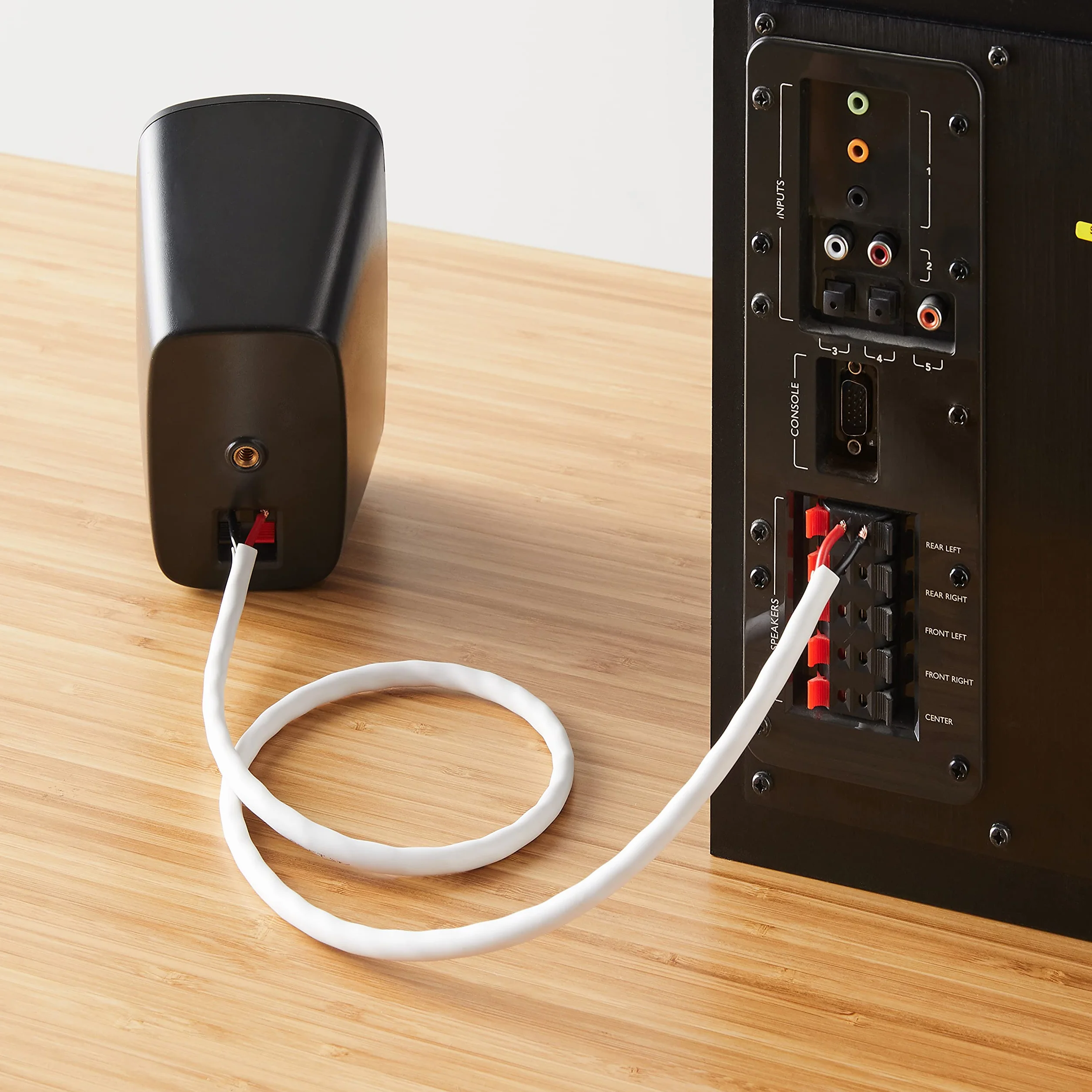 Amazon Basics kabel głośnikowy 14 AWG (1,63 mm), 99,9% miedzi beztlenowej, 30.5 m, biały,