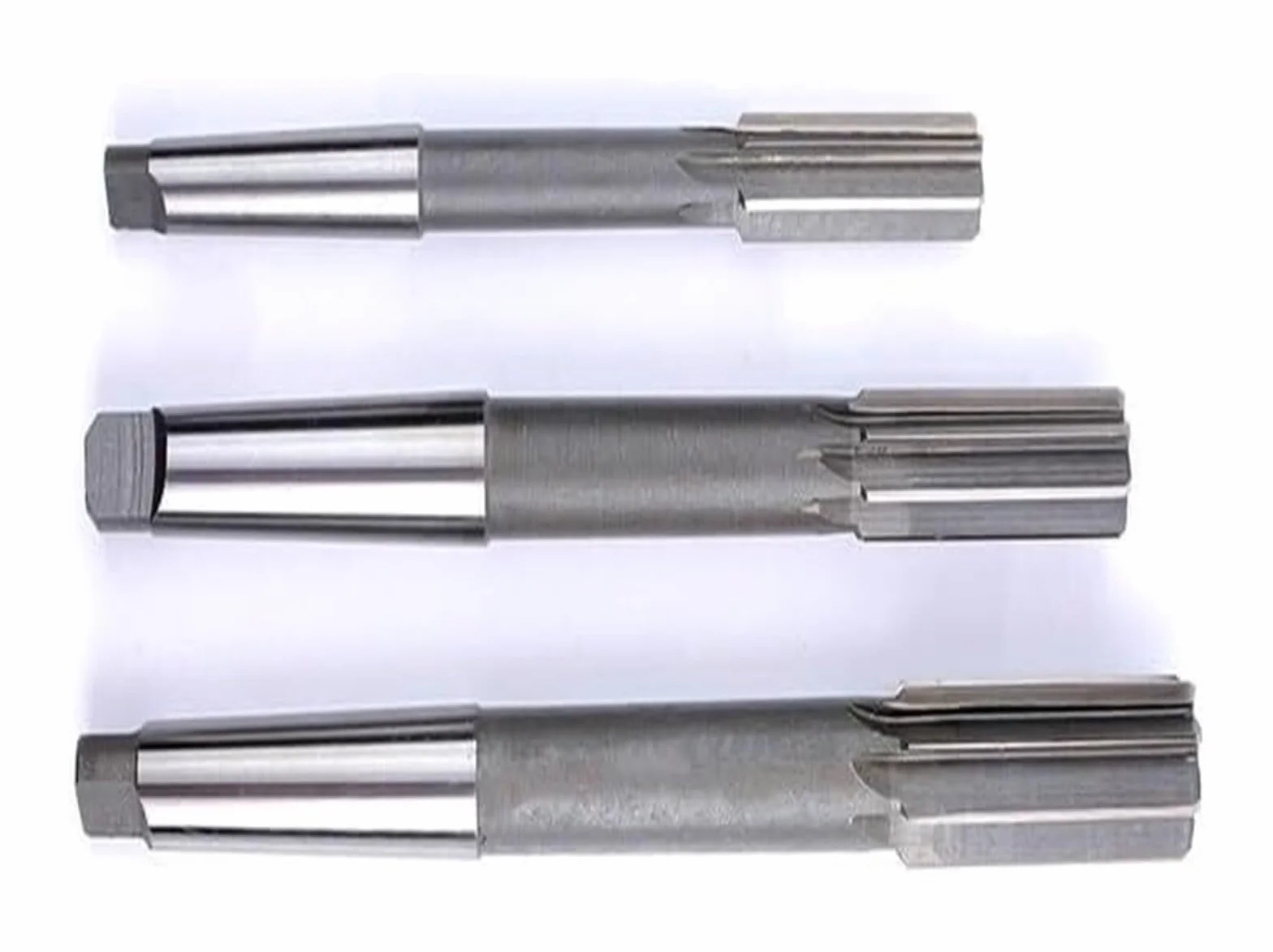 Rozwiertaki ręczne Rozwiertak maszynowy z trzpieniem stożkowym HSS 6542 12-70 mm Tolerancja H7(33 H7 Accuracy)