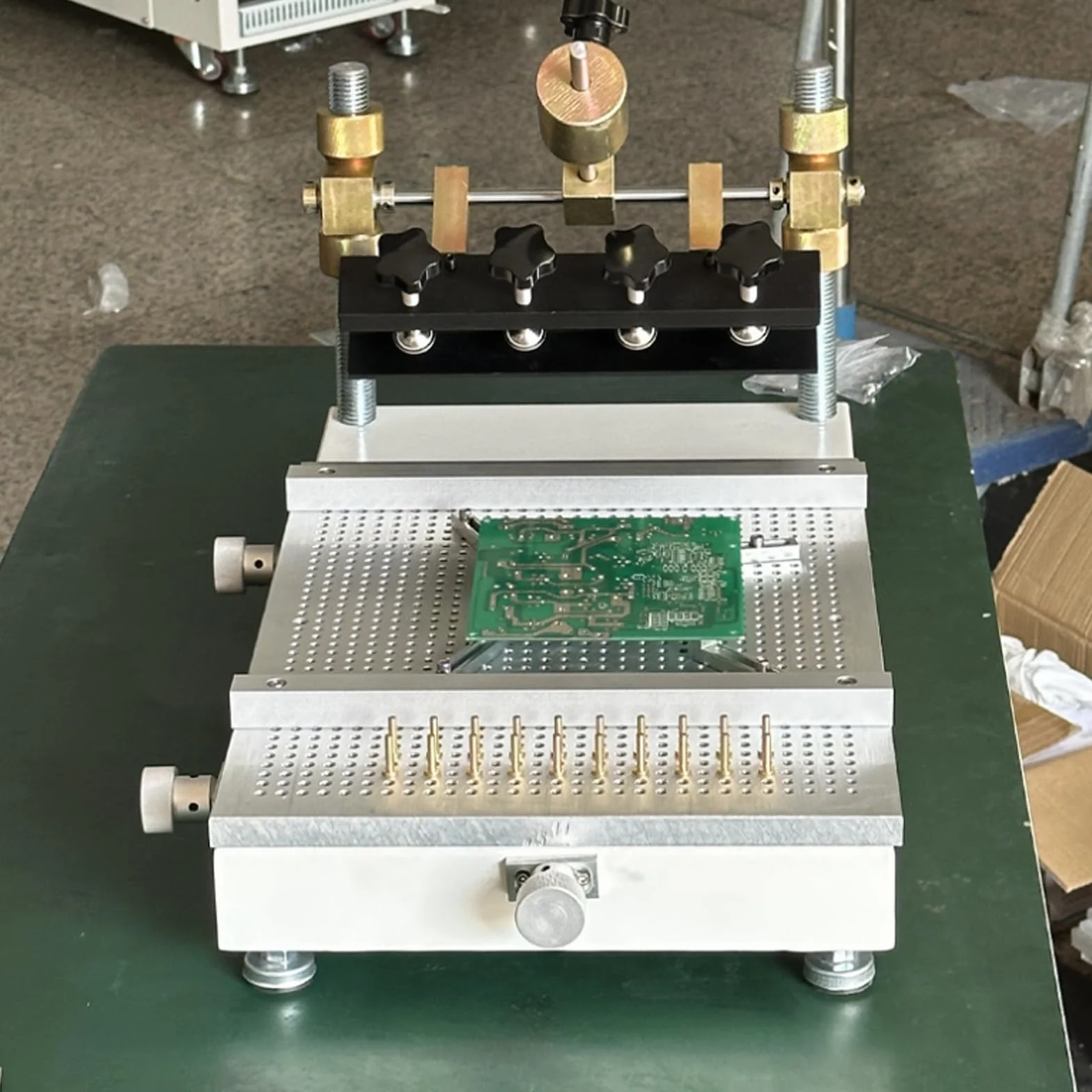 Stalowy stół do drukowania pasty lutowniczej do prototypowania PCB, ręczna stacja do sitodruku, maksymalny obszar drukowania 300 x 400 mm, wymiary 320 x 450 mm, porowaty stół warsztatowy