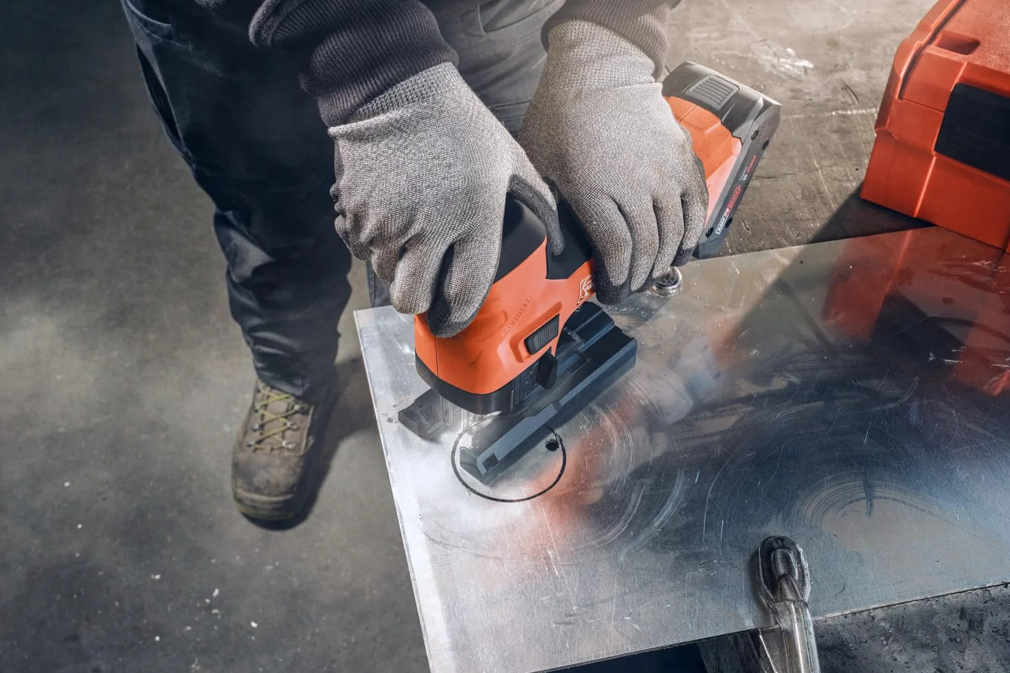 FEIN Akumulatorowa wyrzynarka do metalu i drewna 26 mm skok F-IRON Jig 26 AS Set 2 x 4 Ah. Wydajna wyrzynarka do metalu i drewna do precyzyjnych i zakrzywionych cięć, 2 ProCore 18 V 4 Ah i ładowarka