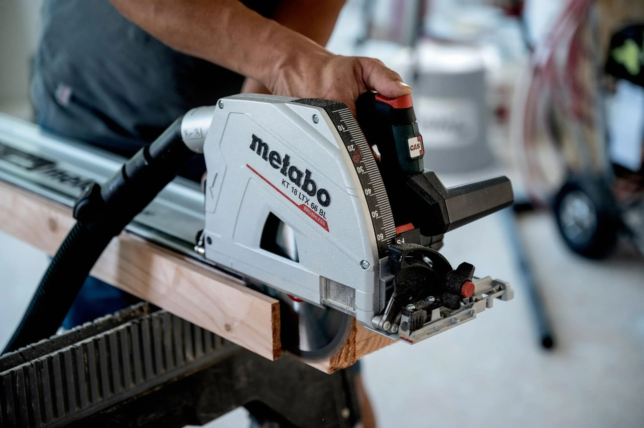 Metabo Akumulatorowa pilarka tarczowa KT 18 LTX 66 BL (bez akumulatora, głębokość cięcia 0-66 mm, średnica brzeszczotu 165 mm, piła tarczowa) 601866840