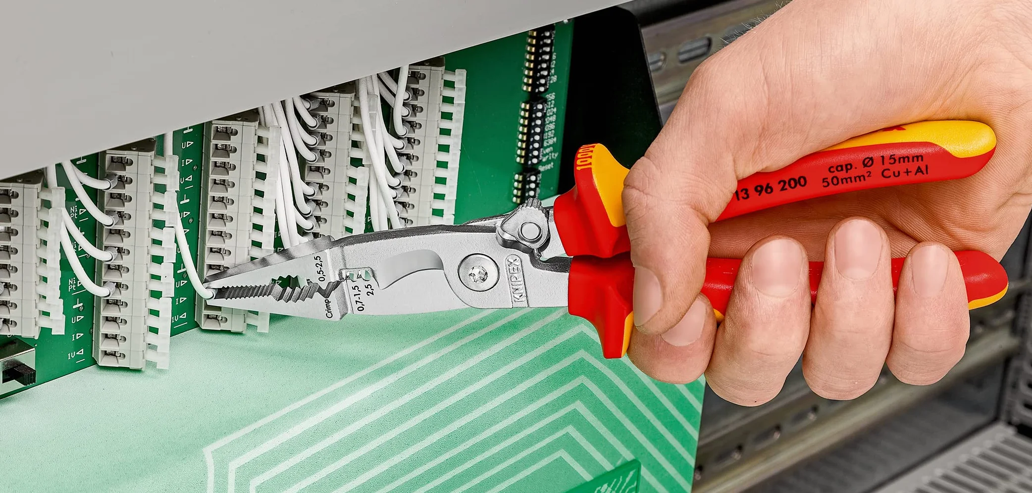 KNIPEX Szczypce do prac elektroinstalacyjnych w opakowaniu z zawieszką z rękojeściami Comfort 200 mm, 13 82 200 SB