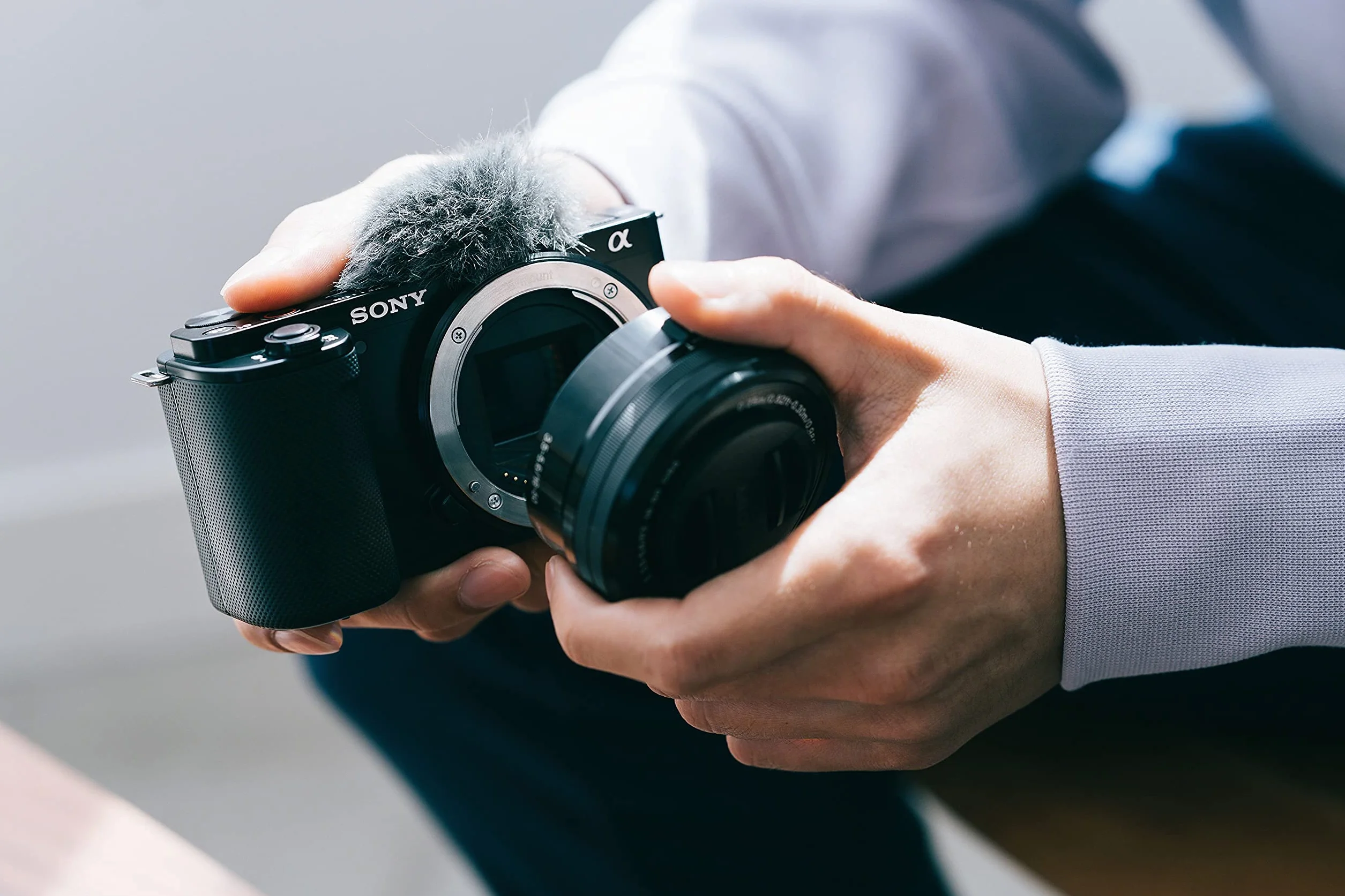 Sony ZV-E10L bezlusterkowiec APS-C z obiektywem 16–50 mm, wideo 4K, AF na oko w czasie rzeczywistym, odchylany ekran — idealny aparat do vlogowania i tworzenia treści