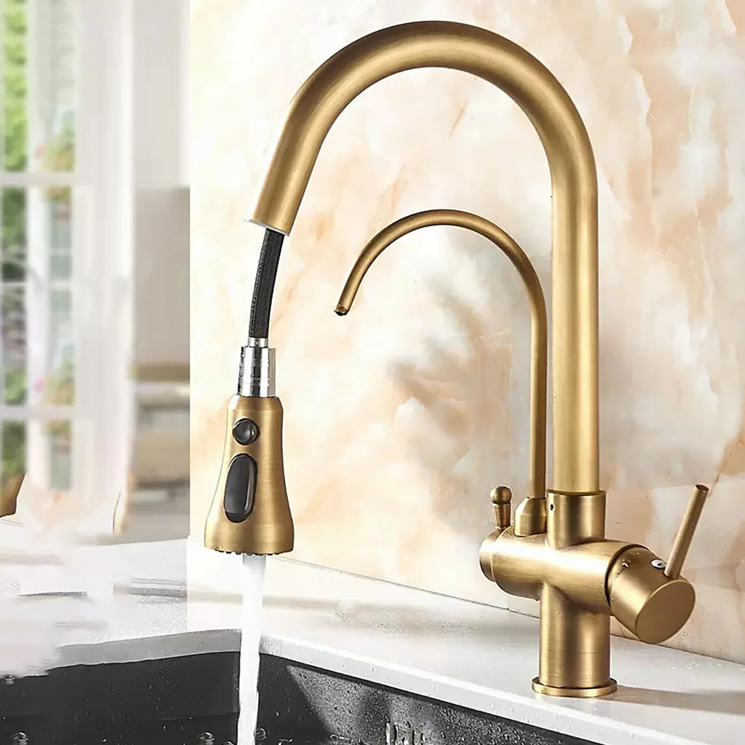 Bateria kuchenna z łabędzią szyjką z wyciąganą głowicą prysznicową i podwójnym uchwytem kranu z filtrem wody do zlewu. Elegancki i funkcjonalny design do korzystania z filtrowanej wody i wody