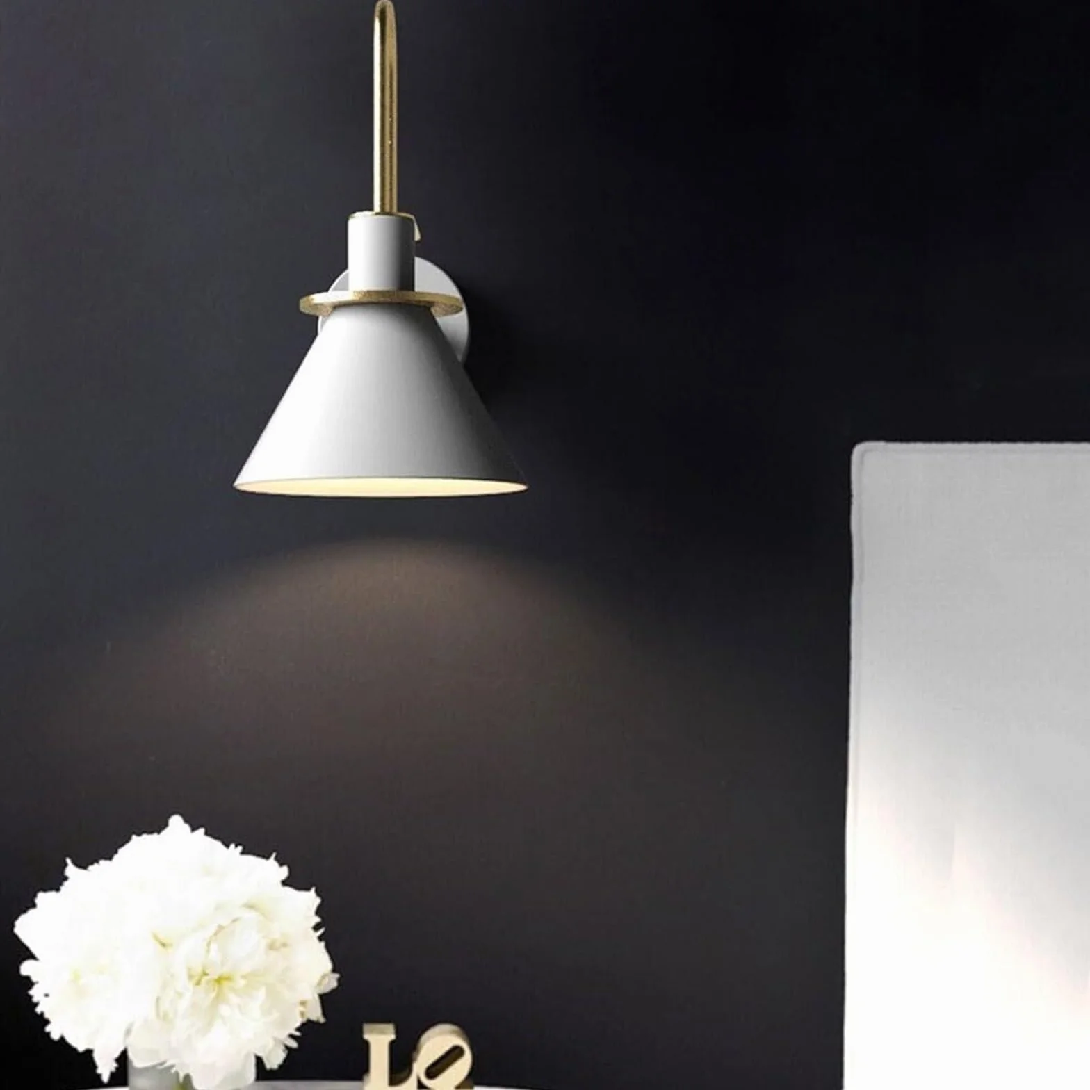 Nowoczesna i kreatywna lampa ścienna z kutego żelaza, 1 lampka do makaronu E27 Minimalistyczna, zewnętrzna lampka nocna do salonu (B)