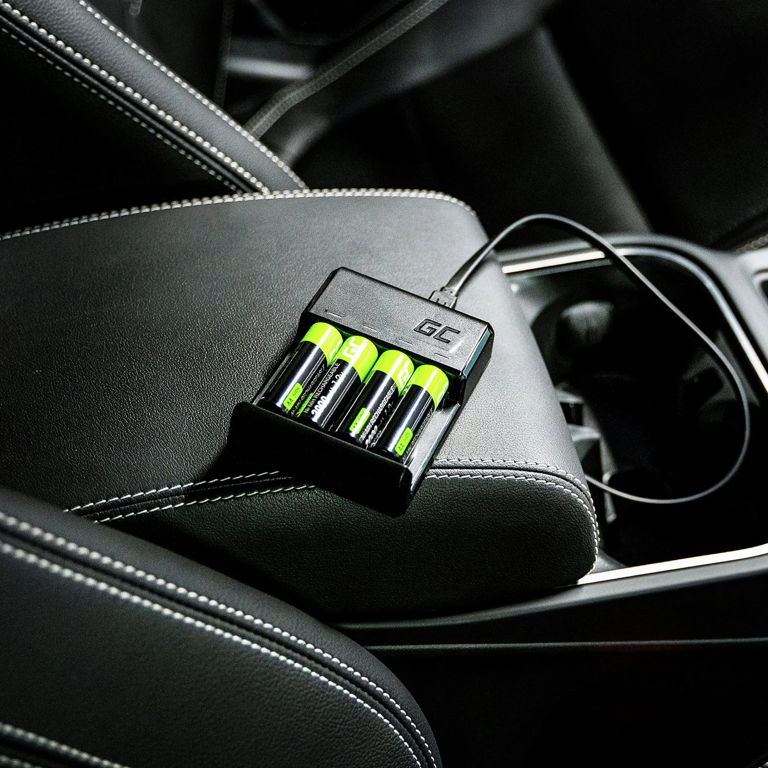 Green Cell Ładowarka akumulatorów VitalCharger Ni-MH AA R6 Mignon i AAA R03 z portami Micro USB i USB-C, 4-kanałowy system ładowania, sygnalizacja LED.